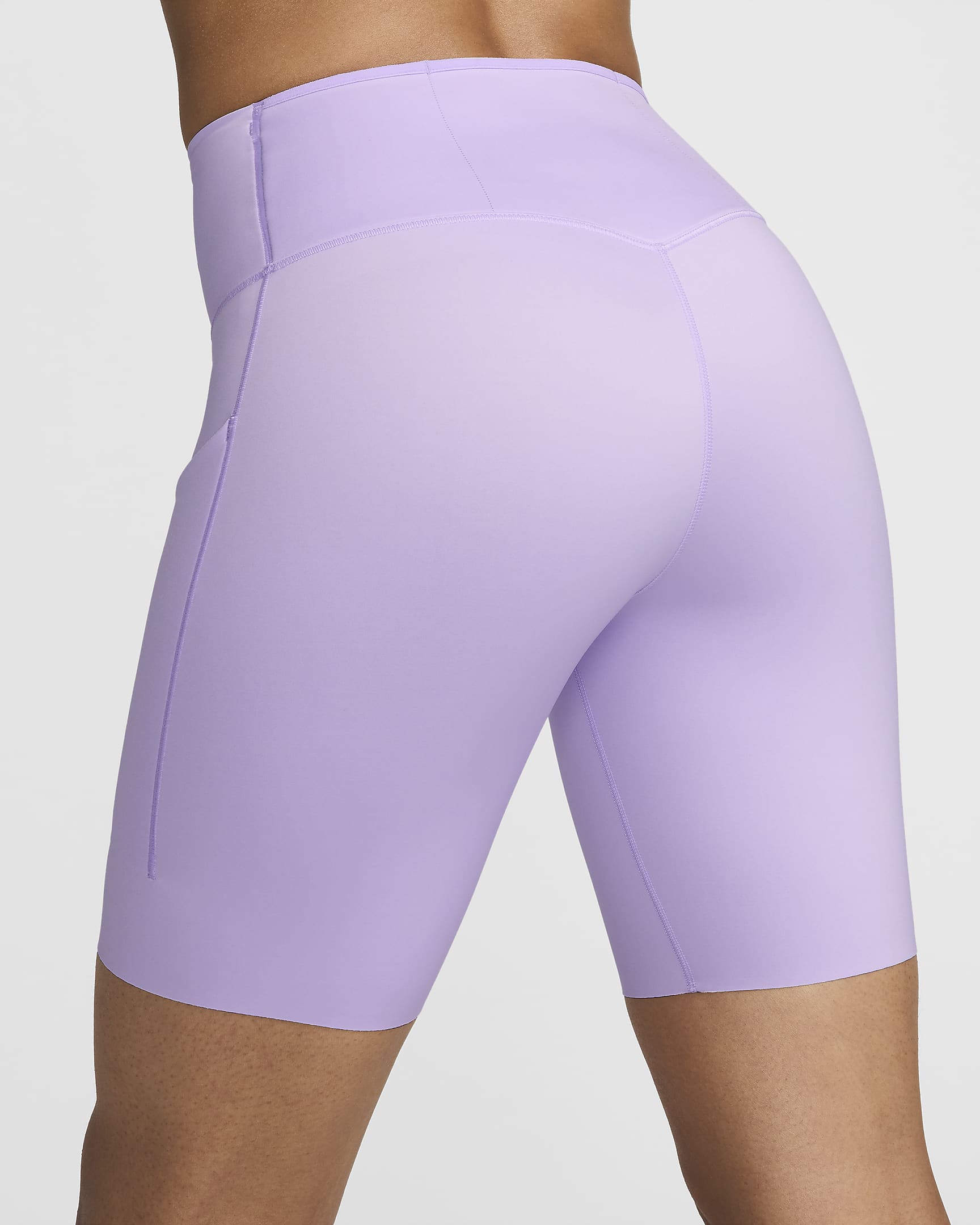 Nike Go sykkelshorts med fast støtte, mellomhøyt liv og lommer til dame (20 cm) - Lilac Bloom/Svart