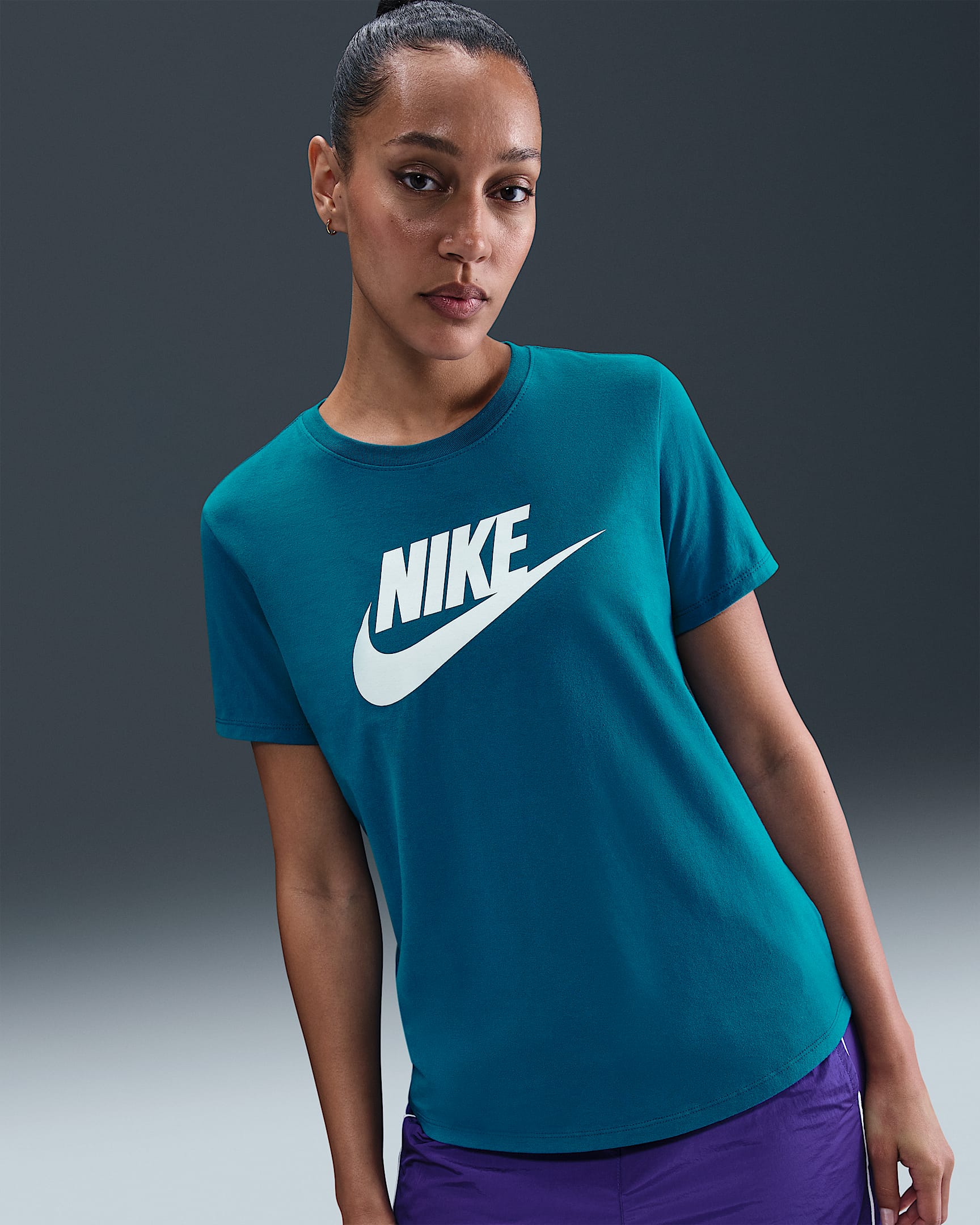 Playera con logotipo para mujer Nike Sportswear Essentials - Verde abismo/Blanco