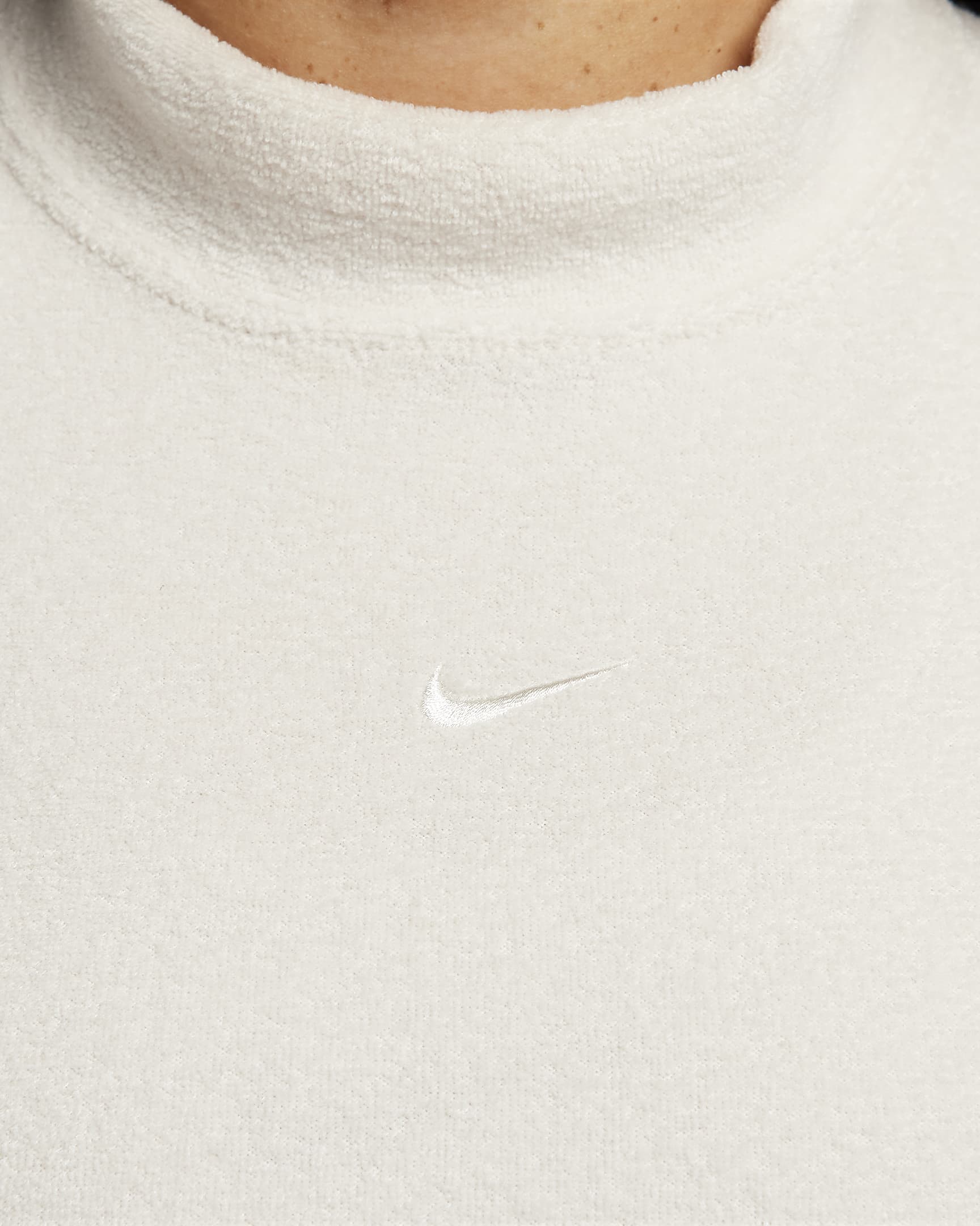 Haut court slim à manches longues et col montant en tissu Fleece confortable Nike Sportswear Phoenix Plush pour femme - Light Orewood Brown/Sail