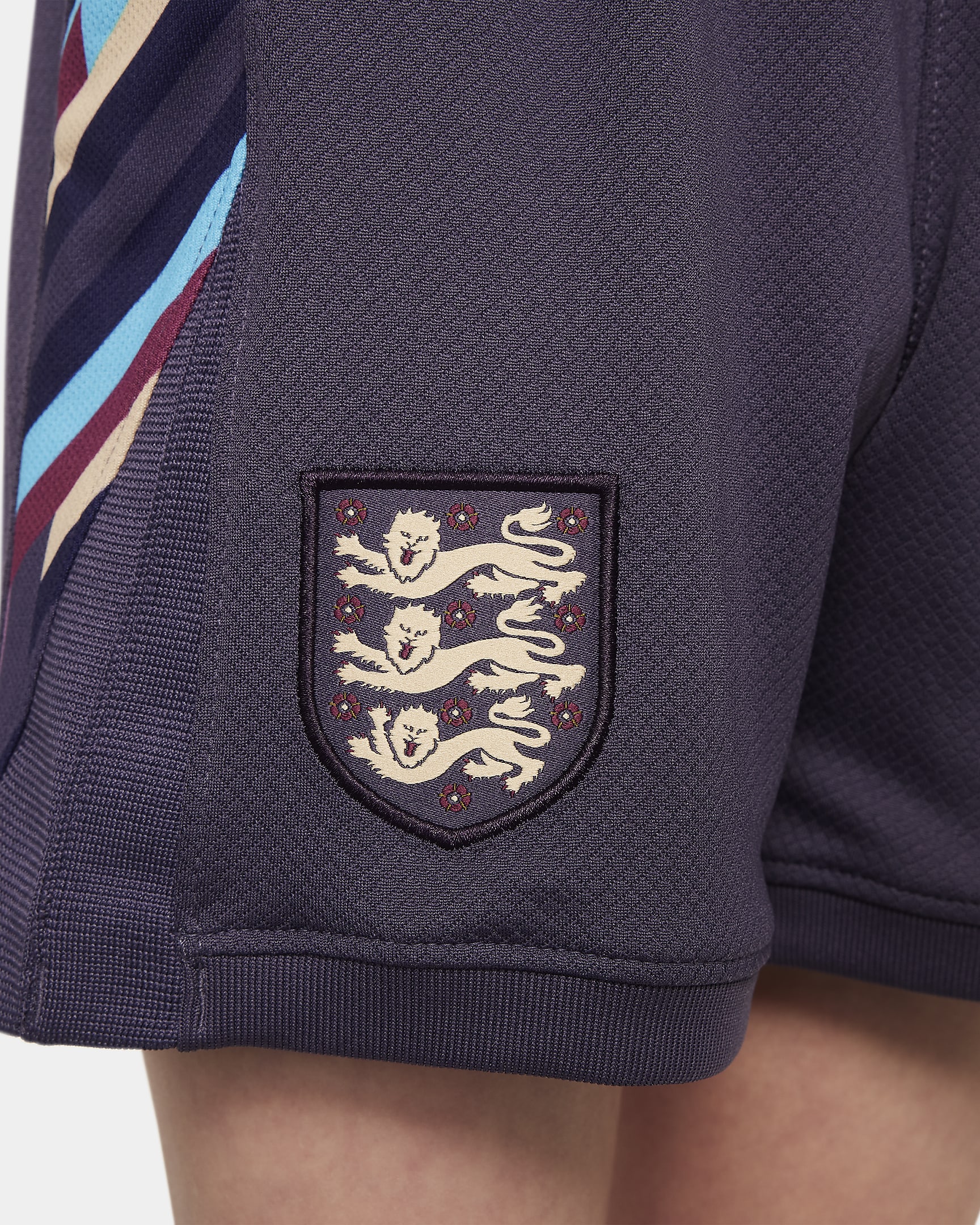 England 2024/25 Stadium Away dreiteiliges Nike Replika Fußballtrikot-Set (jüngere Kinder) - Dark Raisin/Sesame