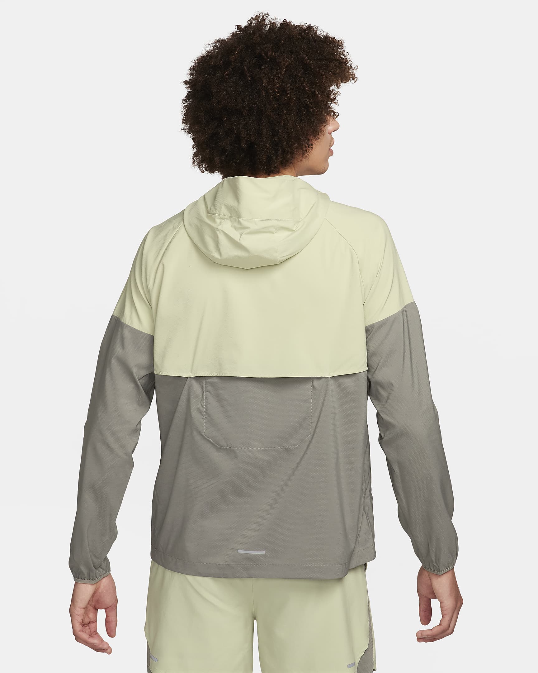 Chamarra de correr Repel para hombre Nike Windrunner - Aura oliva/Estuco oscuro