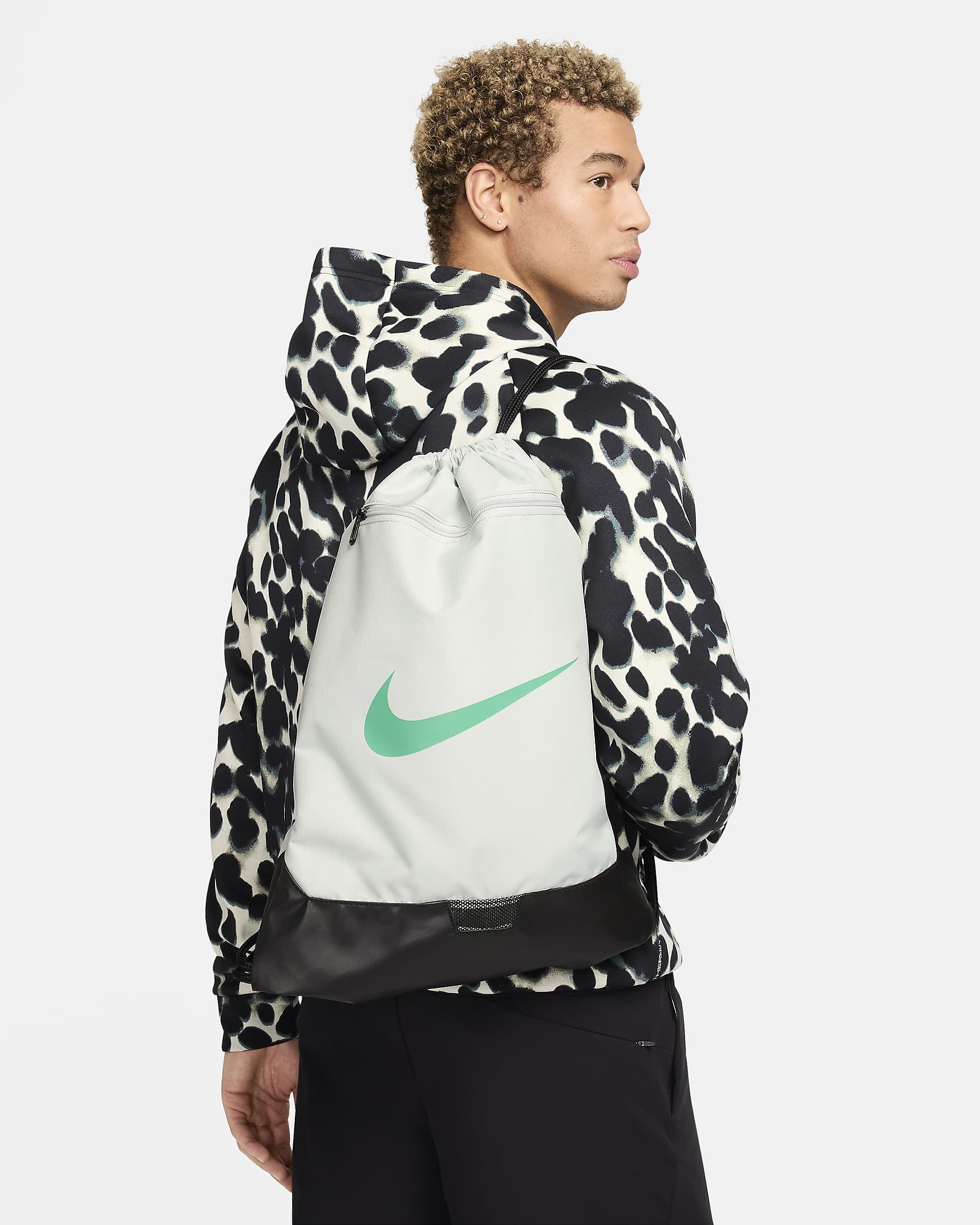 Bolsa de gimnasio para entrenar Nike Brasilia 9.5 (18L) - Plata claro/Negro/Verde estadio