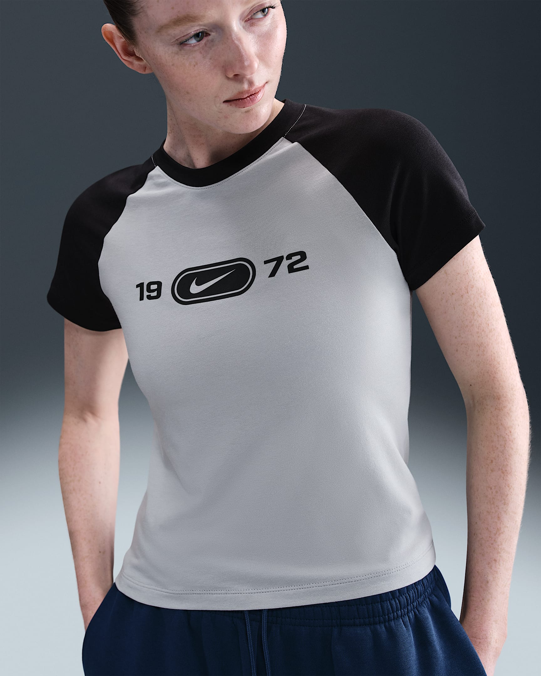 Nike Sportswear Chill Knit schmal geschnittenes T-Shirt mit Grafik (Damen) - Light Smoke Grey/Schwarz