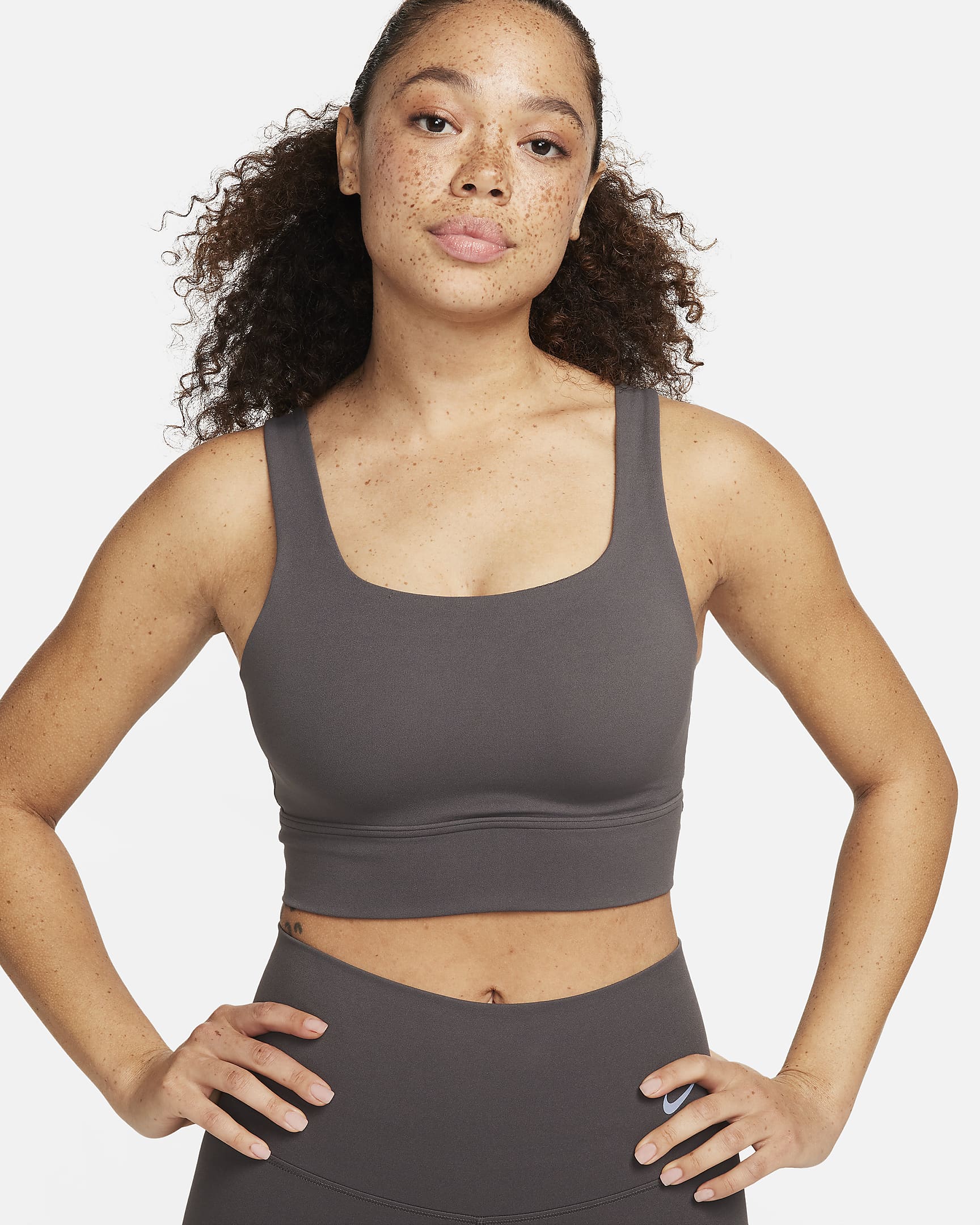 Bra deportivo de media sujeción de corte largo con almohadillas para mujer Nike Zenvy - Ceniza medio/Vela