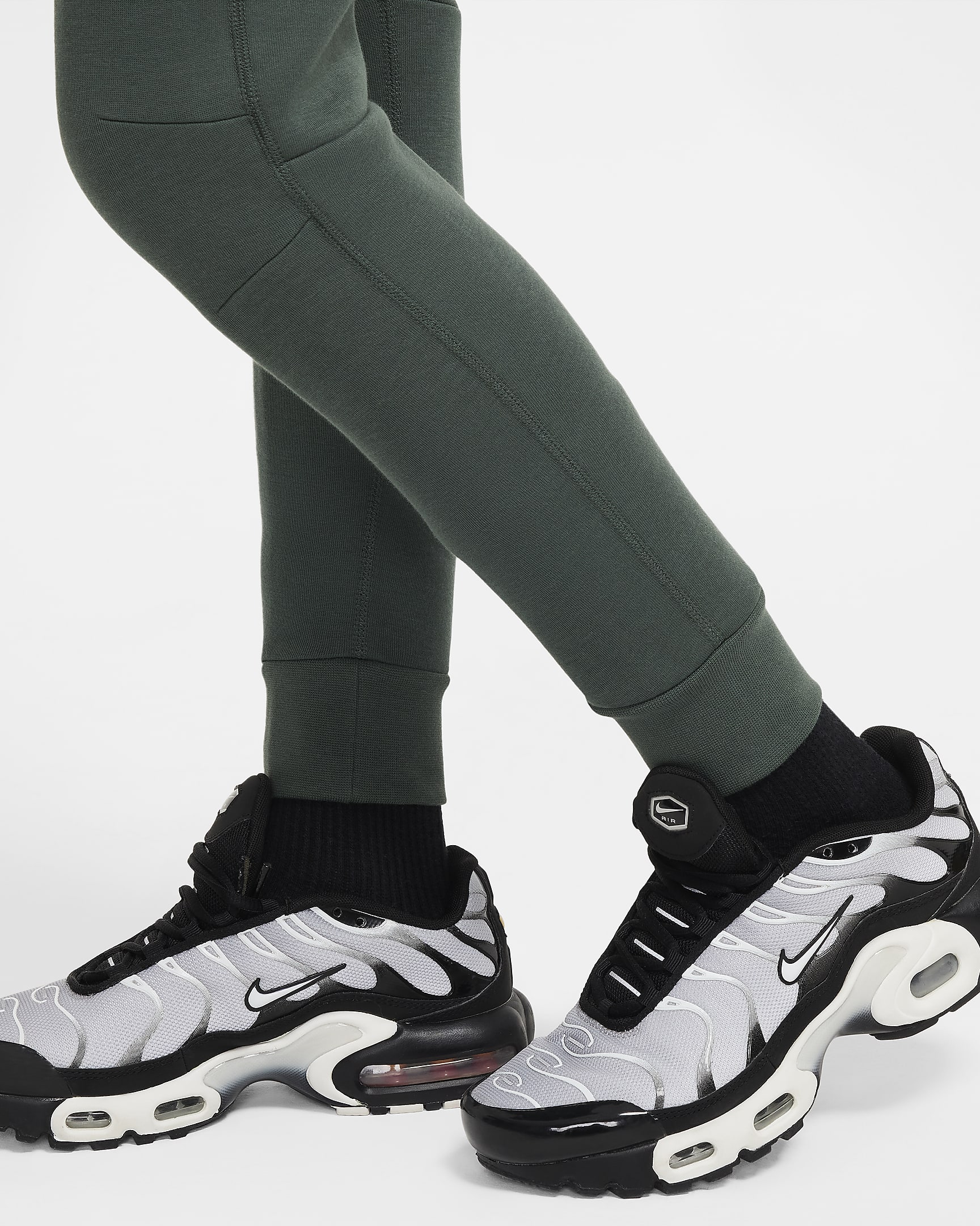 Nike Sportswear Tech Fleece joggebukse med reflekterende design til store barn - Vintage Green