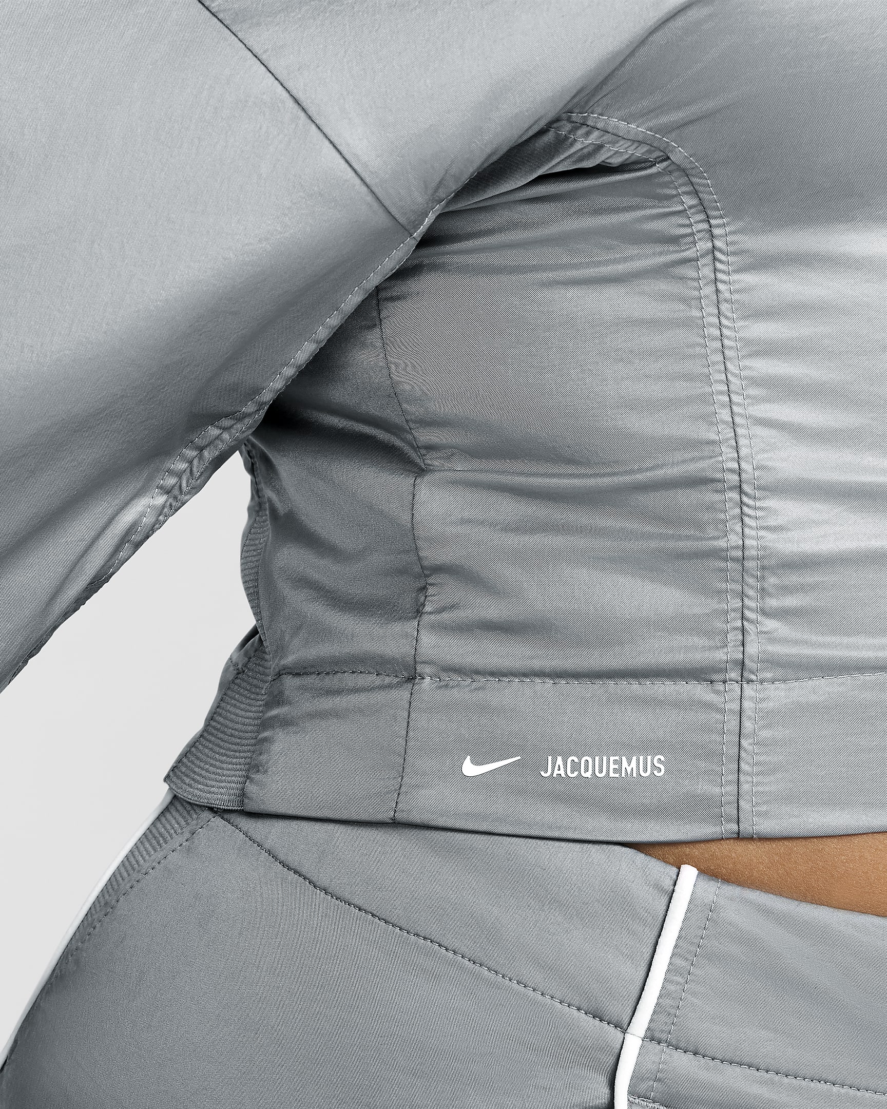 Chamarra de entrenamiento para mujer Nike x Jacquemus - Gris partícula/Blanco