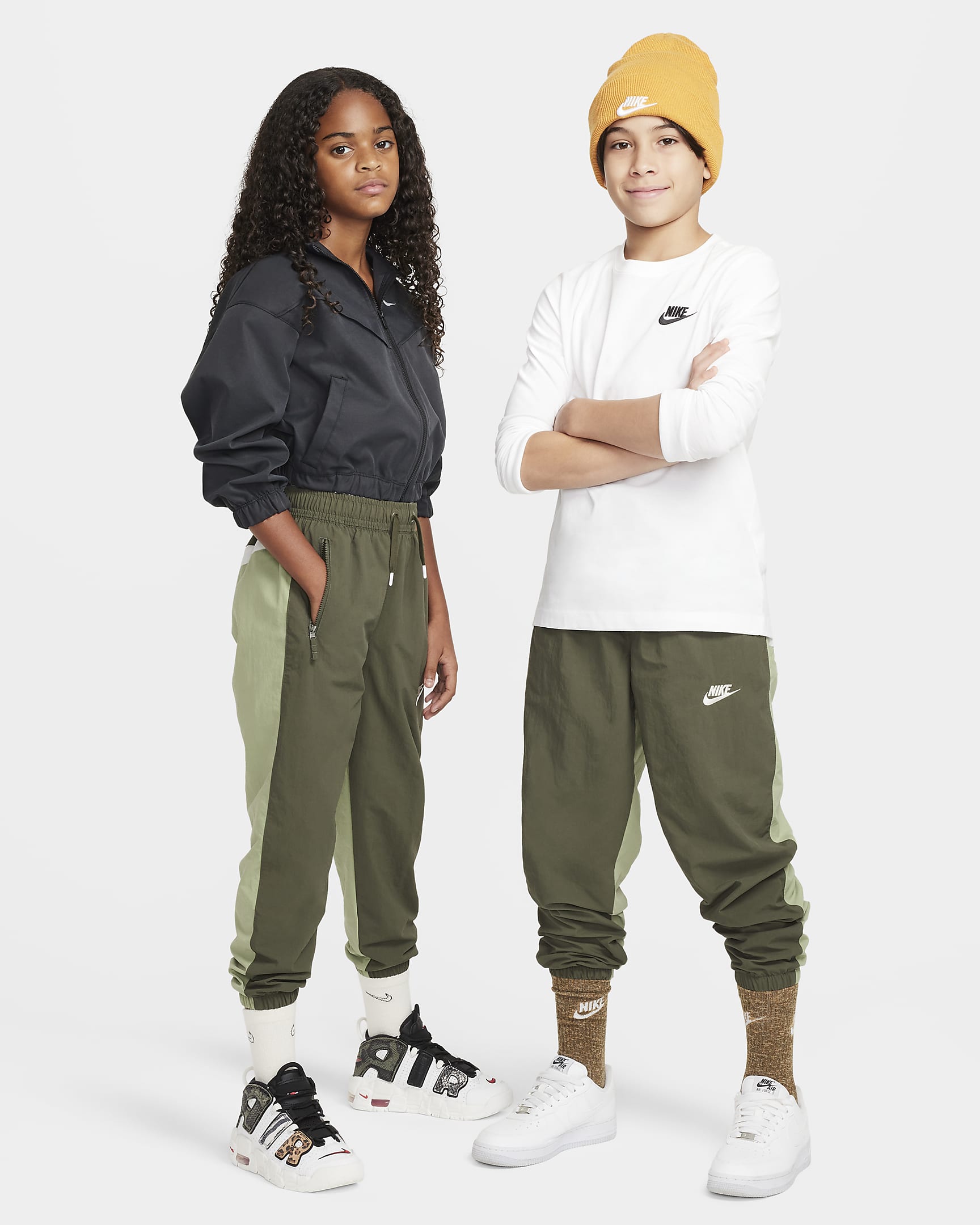 Nike Sportswear Amplify Older Kids' Woven Joggers - Cargo Khaki/Oil Green/Light Bone