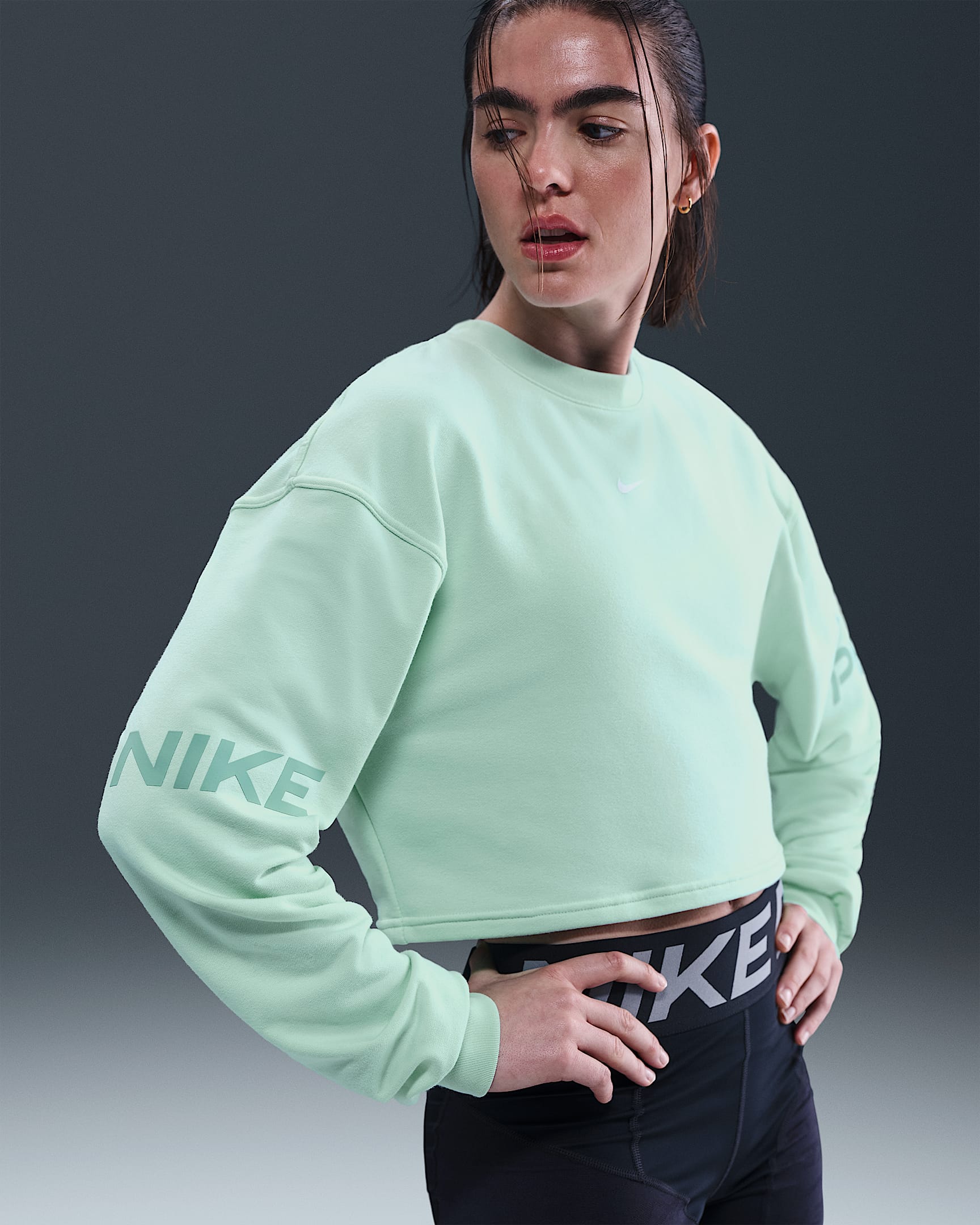Sudadera de cuello redondo de tejido French Terry Dri-FIT holgada para mujer Nike Pro - Espuma menta/Cañón/Blanco