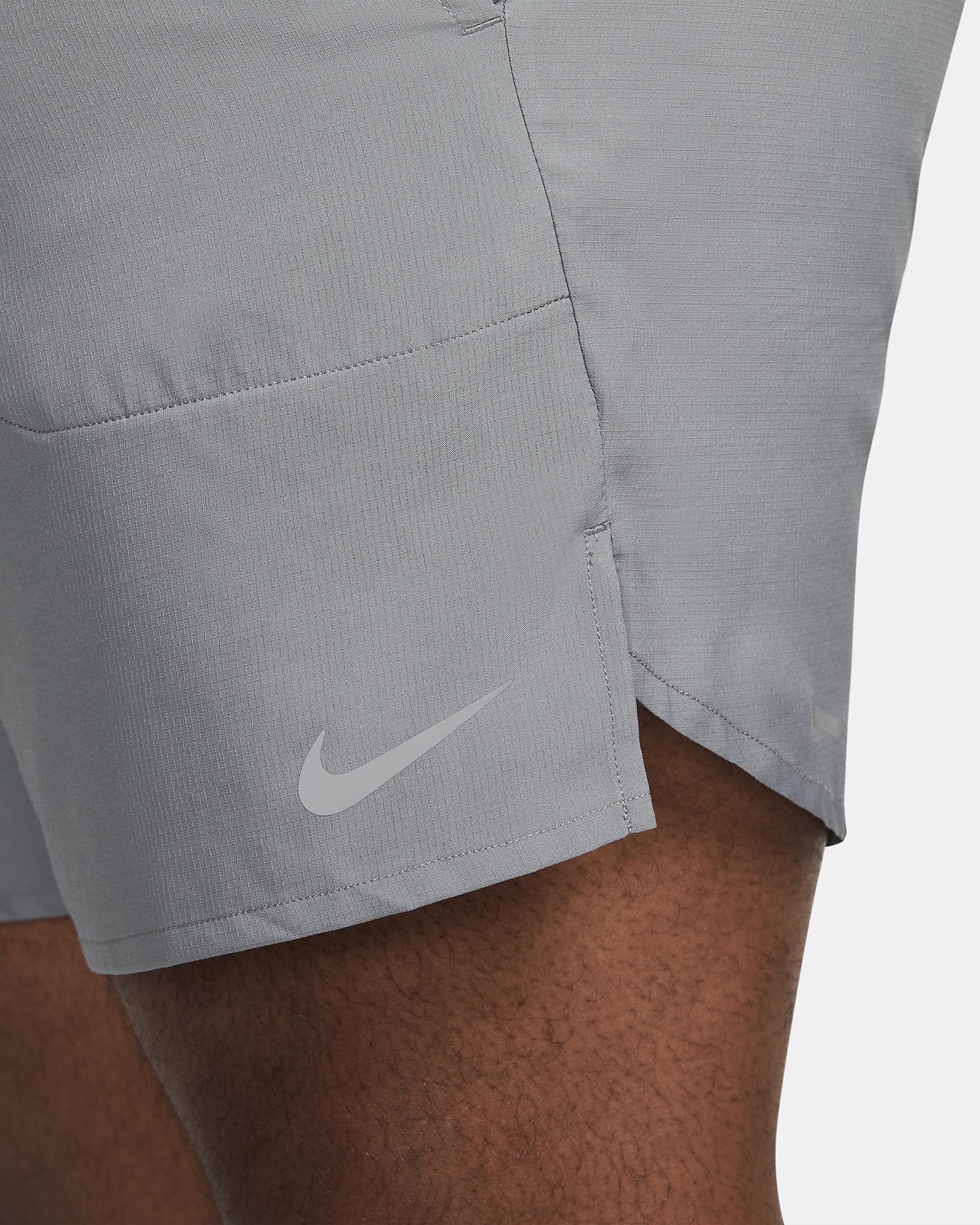 Shorts de correr Dri-FIT de 18 cm con forro de ropa interior para hombre Nike Stride - Gris humo/Negro