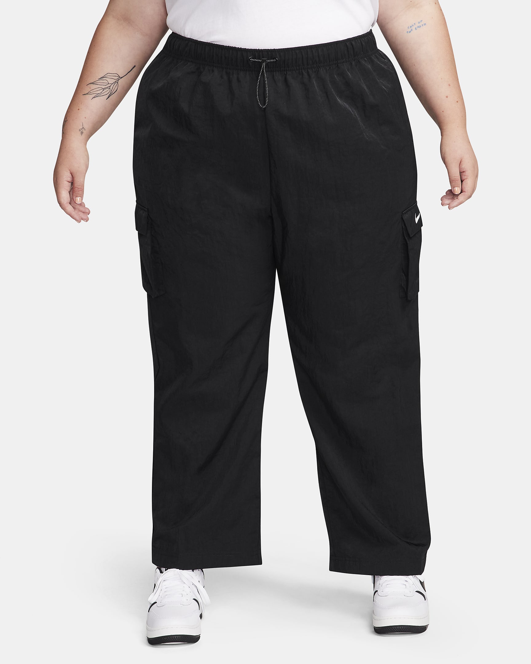 Pants cargo de tejido Woven de tiro alto para mujer (talla grande) Nike Sportswear Essential - Negro/Blanco