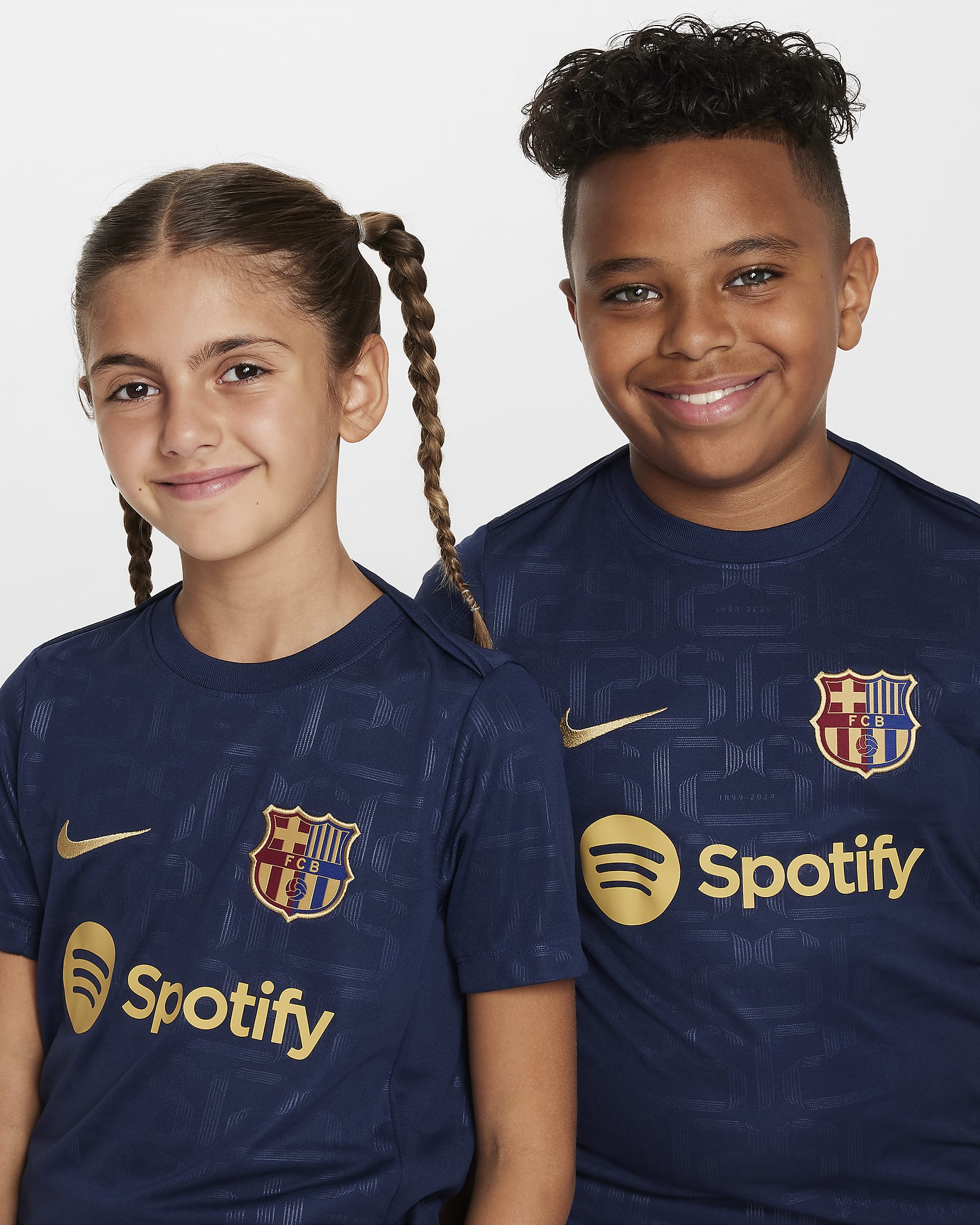 Maglia da calcio pre-partita a manica corta Nike Dri-FIT FC Barcelona Academy Pro per ragazzo/a – Home - Midnight Navy/Midnight Navy/Club Gold