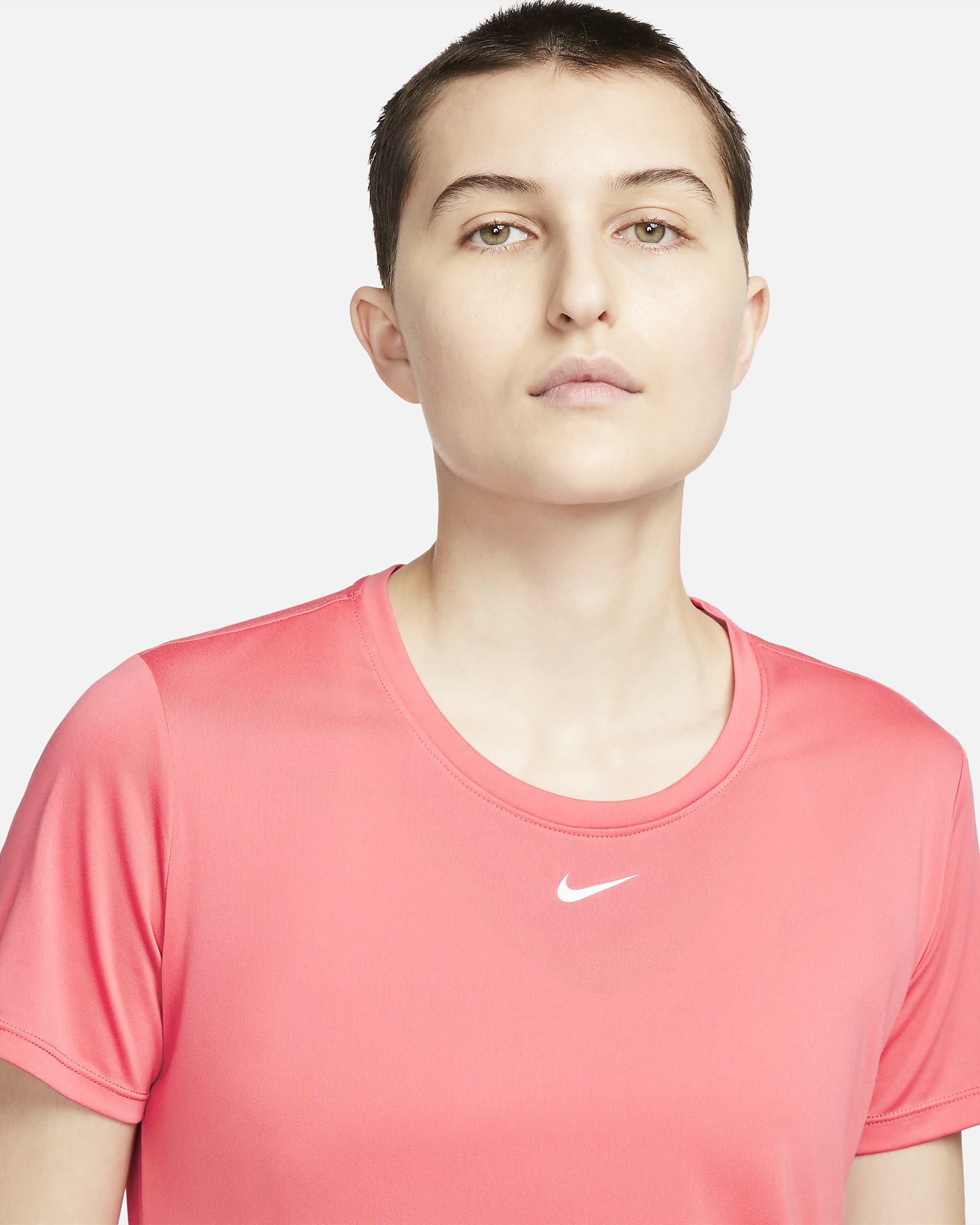 เสื้อยืดแขนสั้นทรงมาตรฐานผู้หญิง Nike Dri-FIT One - Sea Coral/ขาว