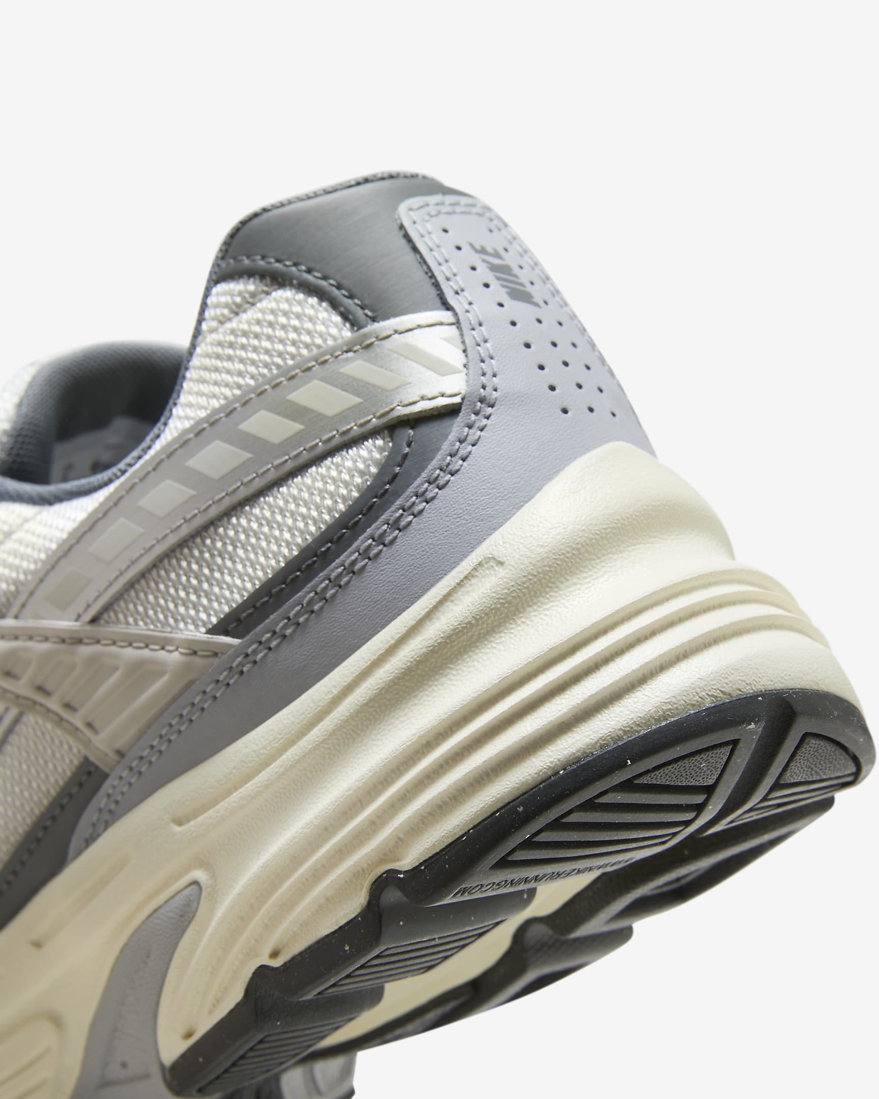 Nike Initiator Sabatilles de running - Home - Light Bone/Coconut Milk/Platejat metal·litzat/Smoke Grey