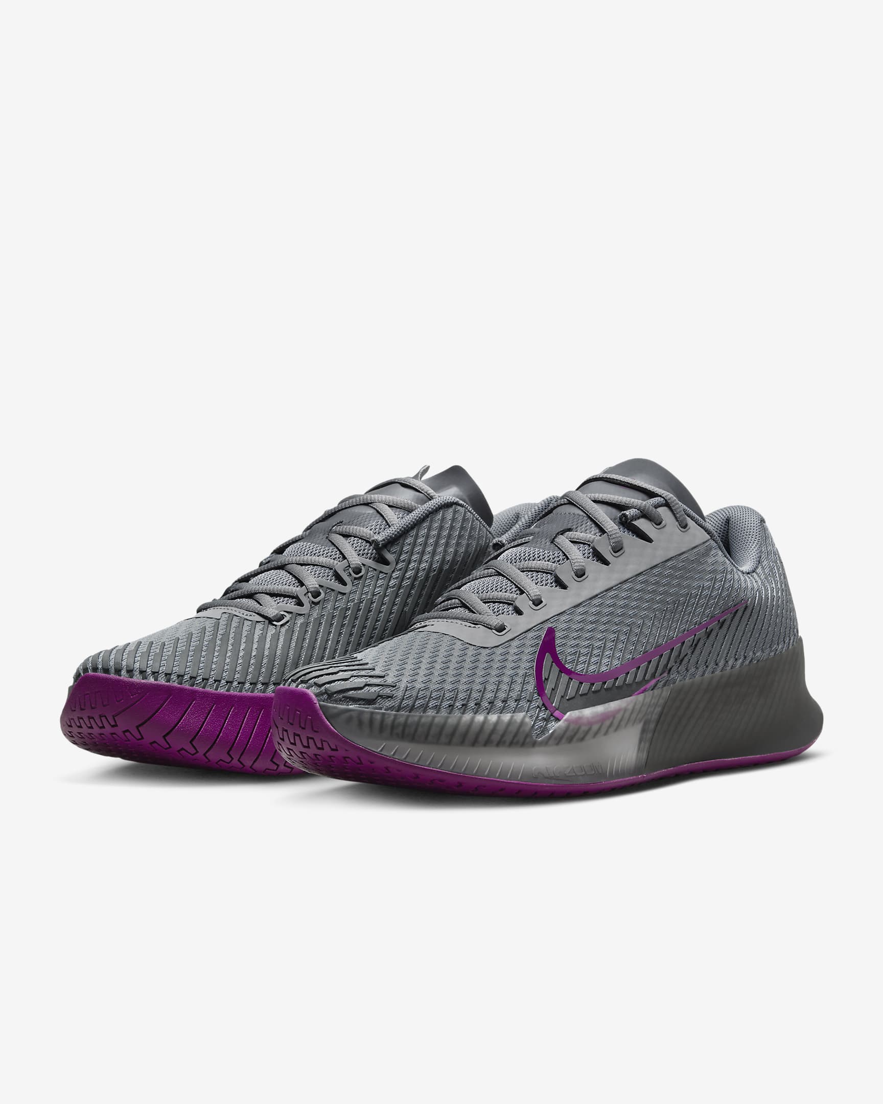 NikeCourt Air Zoom Vapor 11 Herren-Tennisschuh für Hartplätze - Smoke Grey/Dark Smoke Grey/Sangria/Schwarz