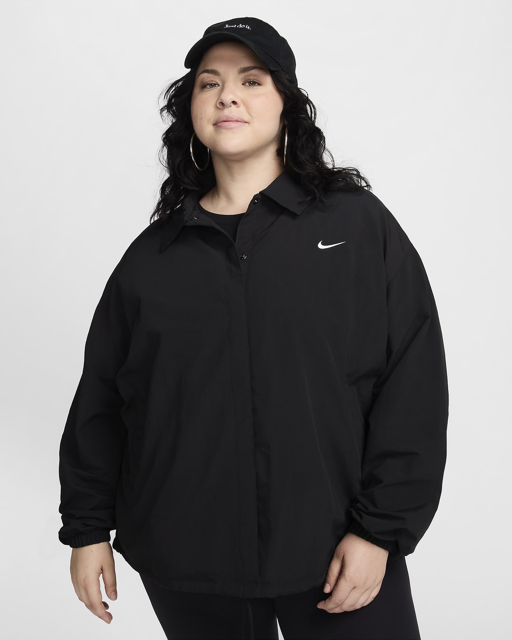 Nike Sportswear Essential Bol Kesimli UV Dokuma Kadın Antrenör Ceketi (Büyük Beden) - Siyah/Beyaz