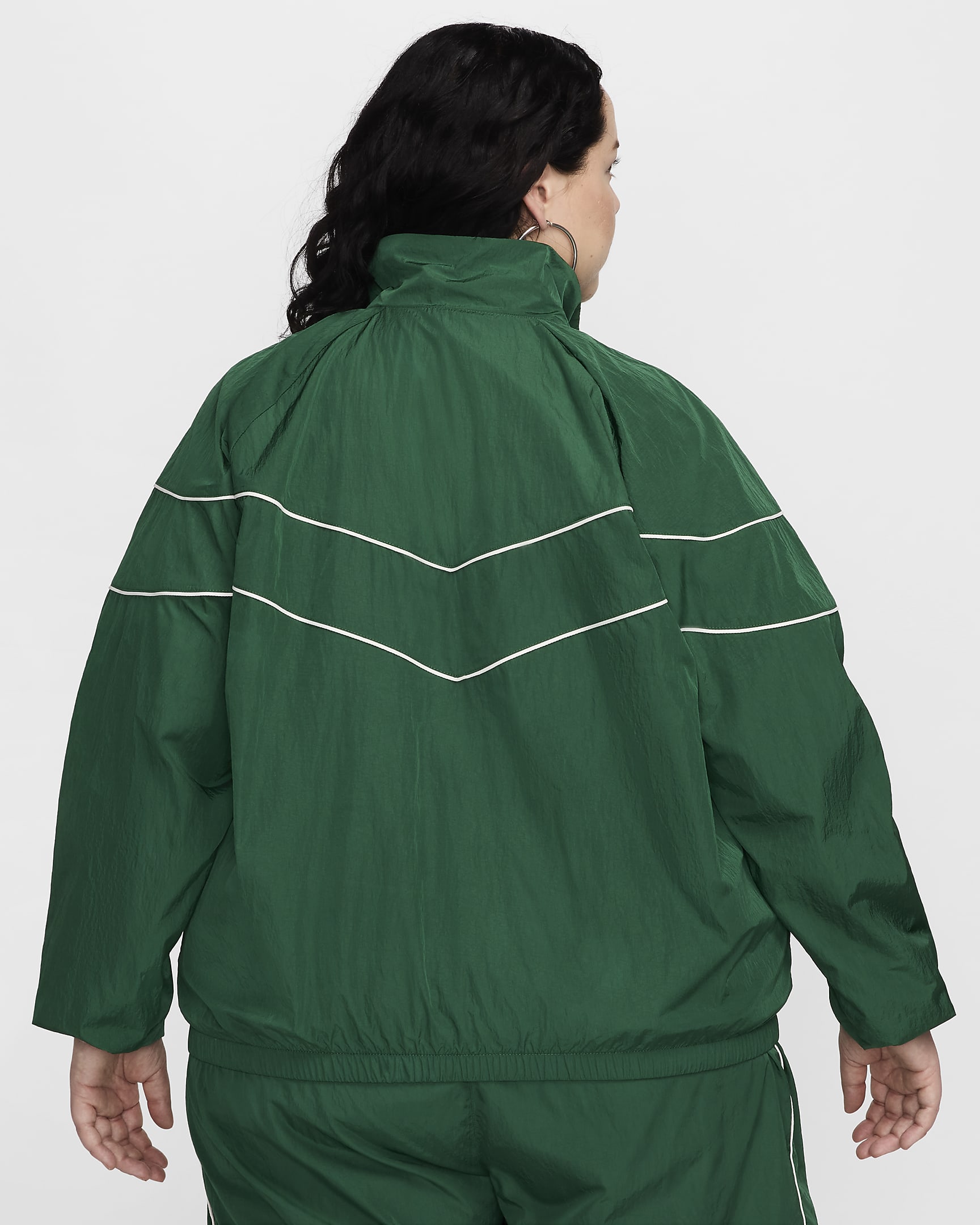 Chamarra de tejido Woven holgada de cierre completo con protección UV para mujer (talla grande) Nike Windrunner - Verde desfiladero/Vela