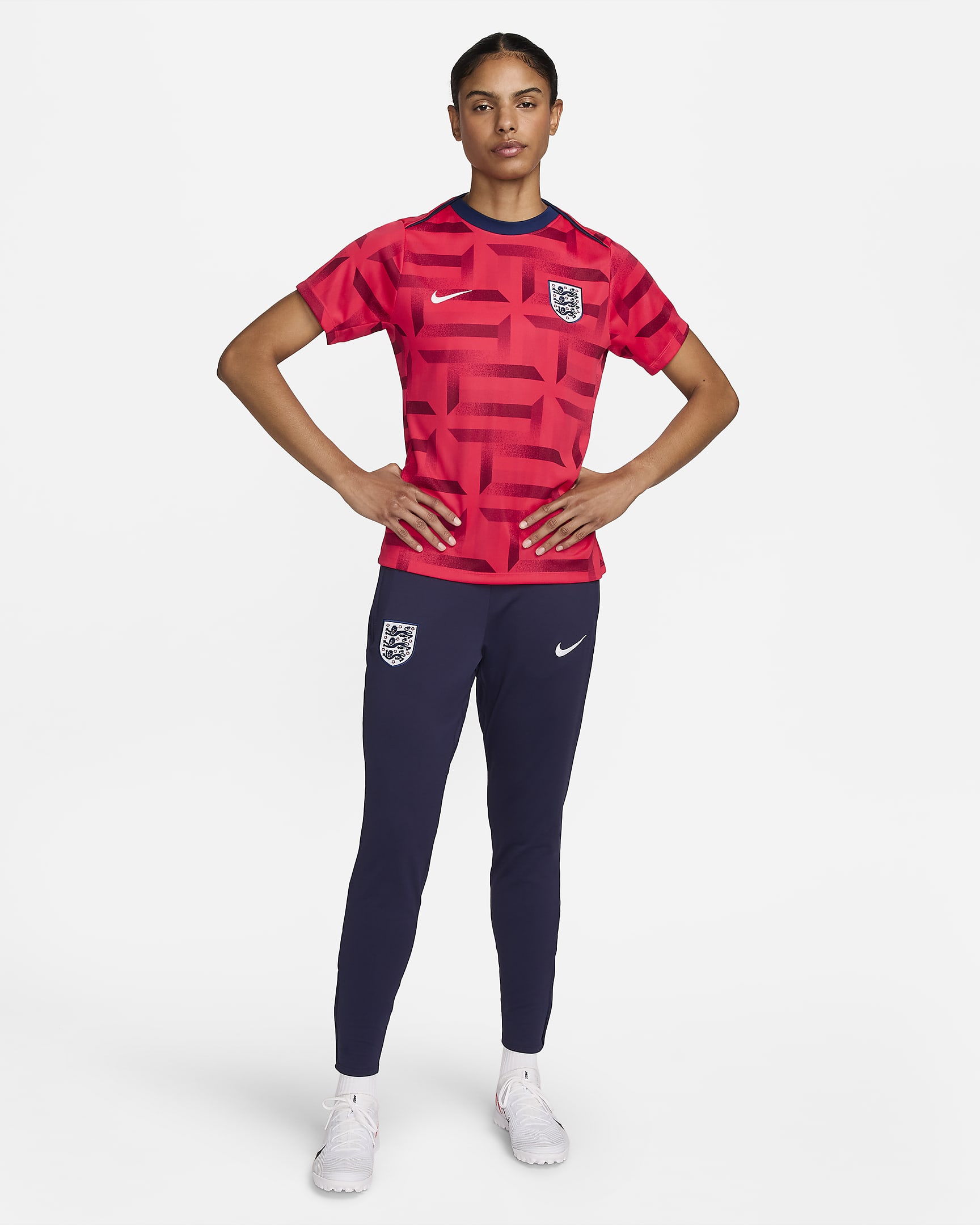 Haut de foot d'avant-match à manches courtes Nike Dri-FIT Angleterre Academy Pro pour femme - Siren Red/Blue Void/Blanc