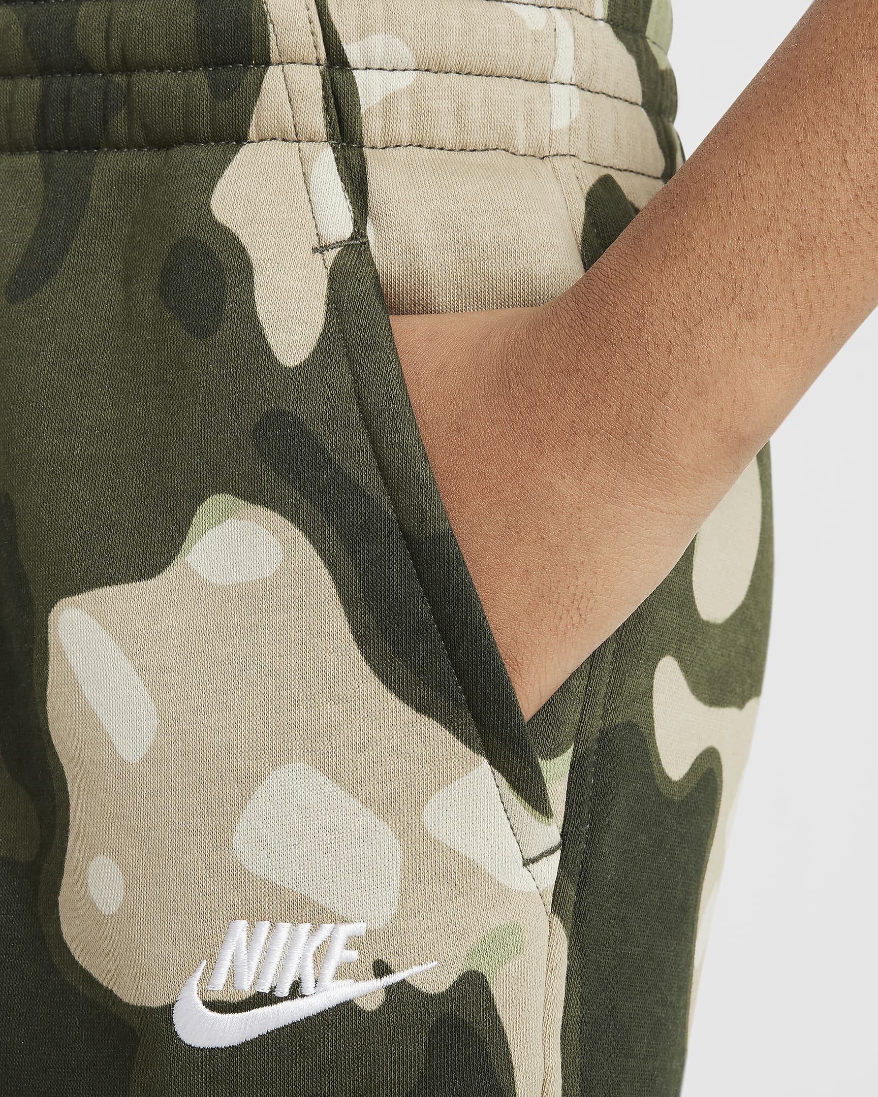 Nike Sportswear Club Fleece Older Kids' Camo Cargo Trousers - Cargo Khaki/White