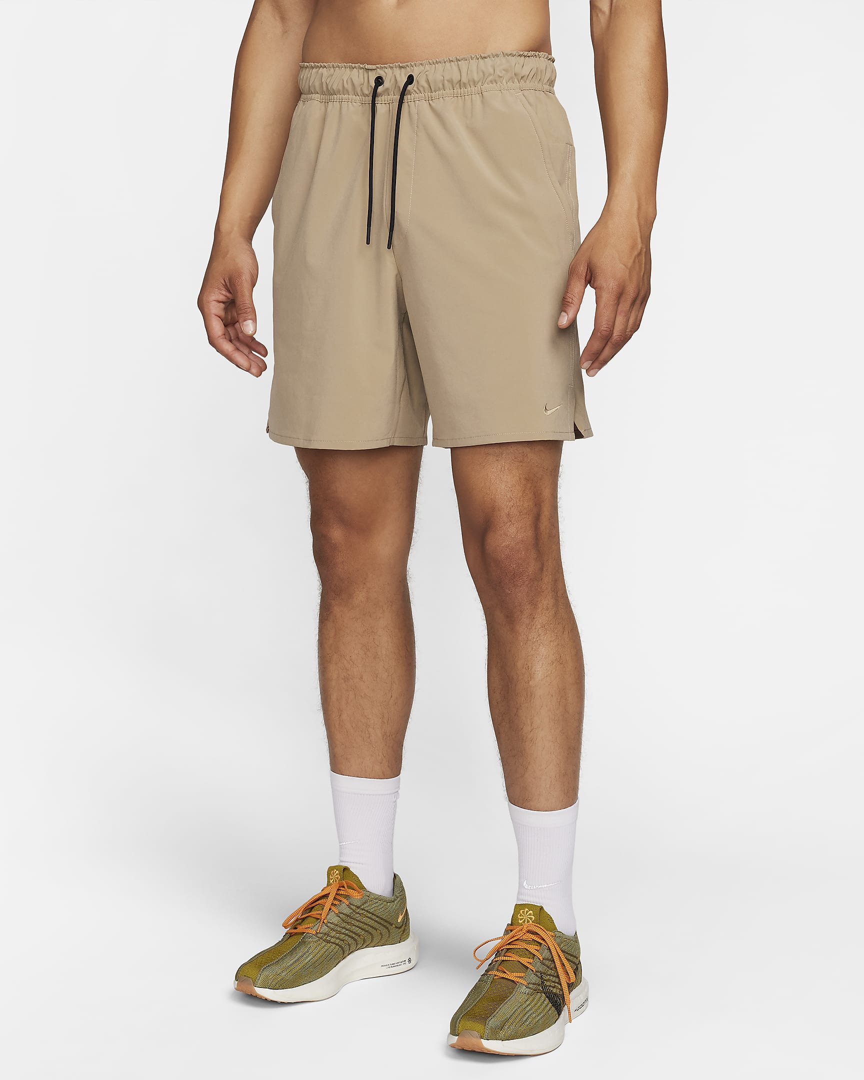 Nike Unlimited Dri-FIT 18 cm-es, bélés nélküli, sokoldalú férfi rövidnadrág - Khaki/Fekete/Khaki