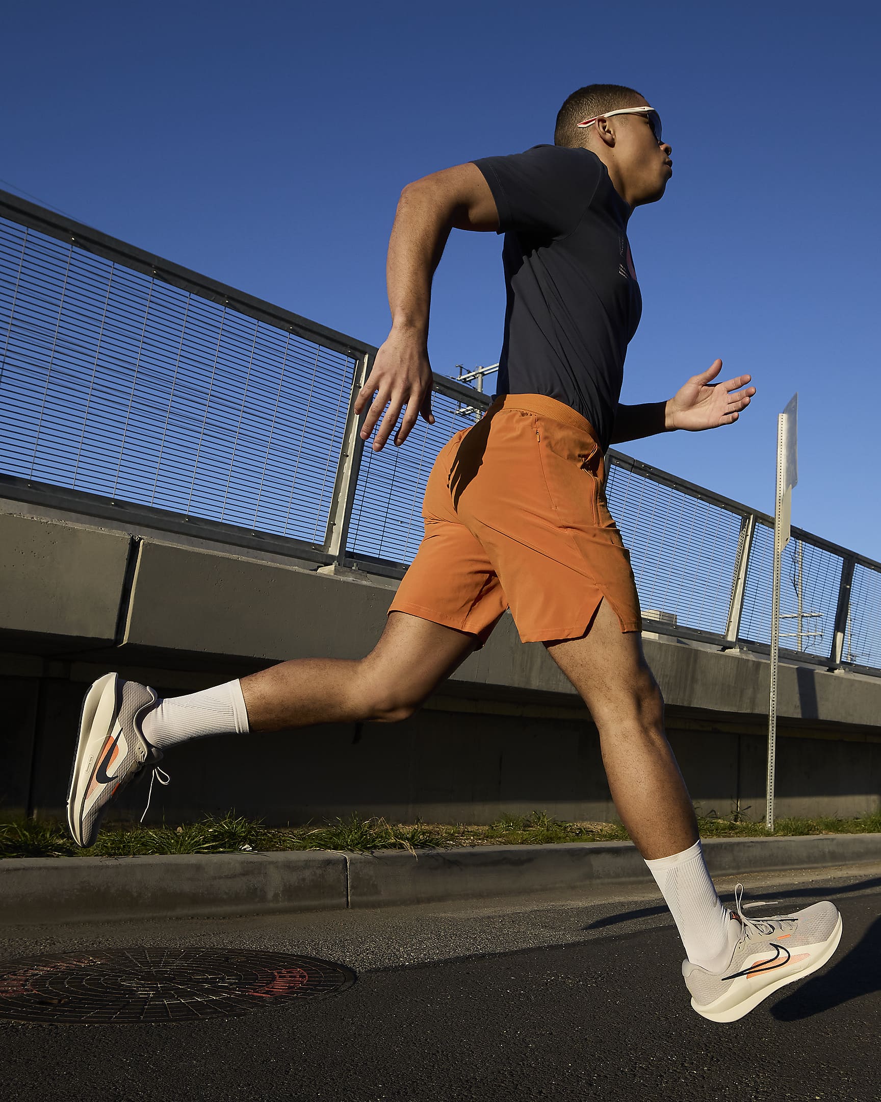 Tenis de correr en pavimento para hombre Nike Downshifter 13 - Mena de hierro claro/Naranja total/Vela/Trueno azul