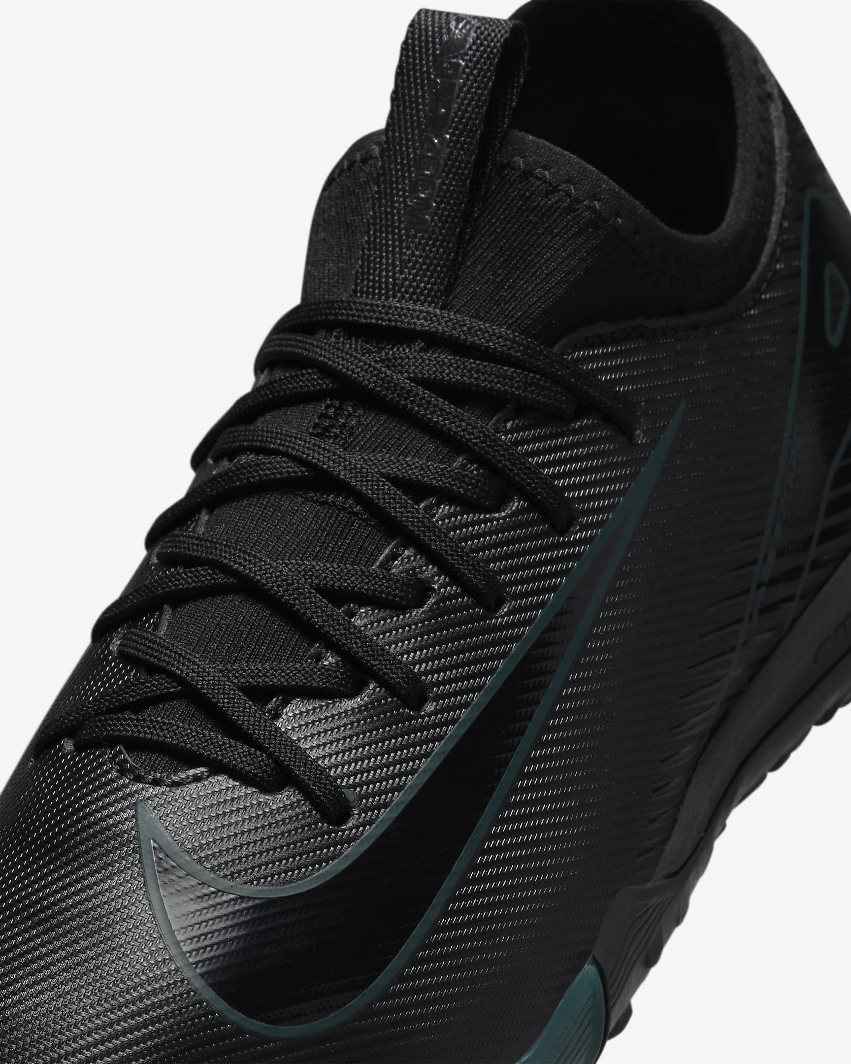 Tacos de fútbol TF de corte low para niños de preescolar y grandes Nike Jr. Mercurial Vapor 16 Academy - Negro/Jungla intenso/Negro