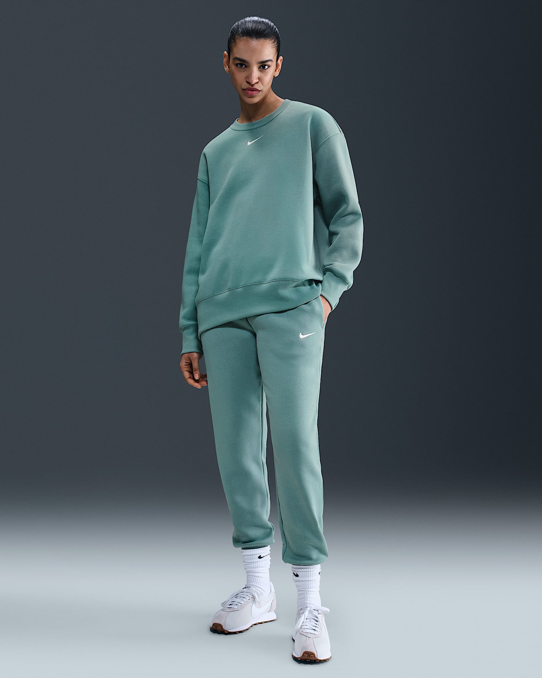 Nike Sportswear Phoenix Fleece Damen-Trainingshose mit mittelhohem Bund - Cannon/Sail