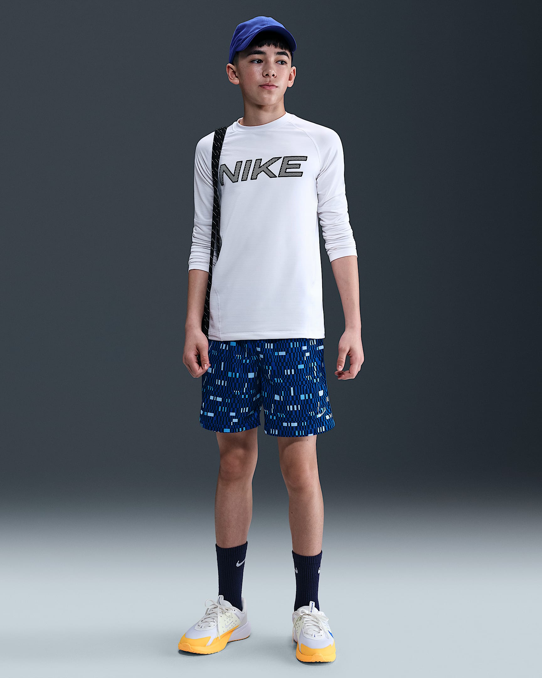 Nike Multi Dri-FIT Genç Çocuk (Erkek) Antrenman Şortu - Game Royal/Beyaz
