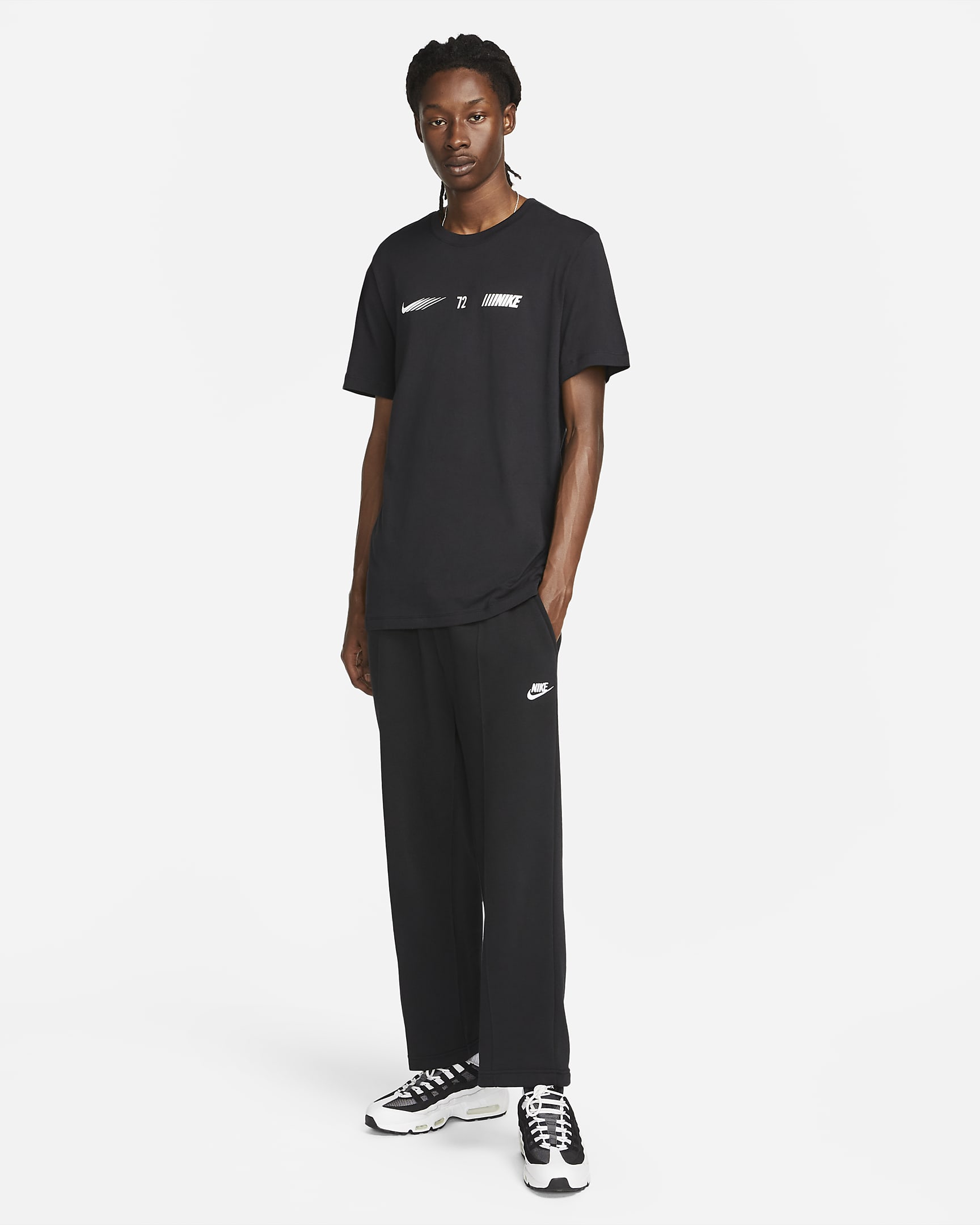 Nike Sportswear Standard Issue HerrenTShirt. Nike CH