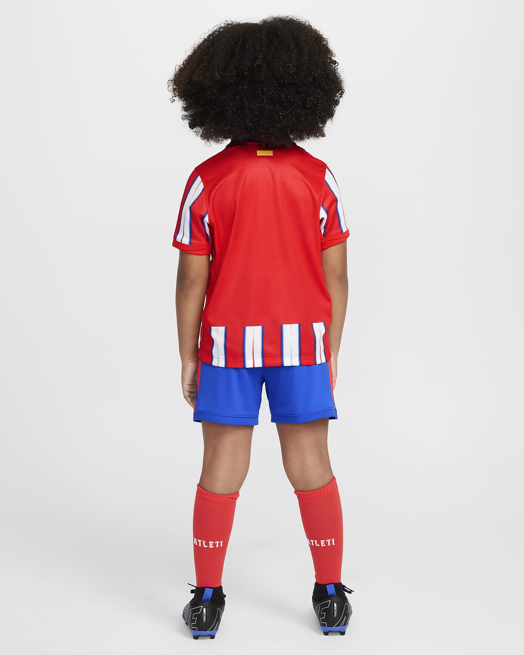 Primera equipación Stadium Atlético de Madrid 2024/25 Equipación de fútbol de tres piezas Replica Nike - Niño/a pequeño/a - Hyper Royal/Carmesí claro/Blanco