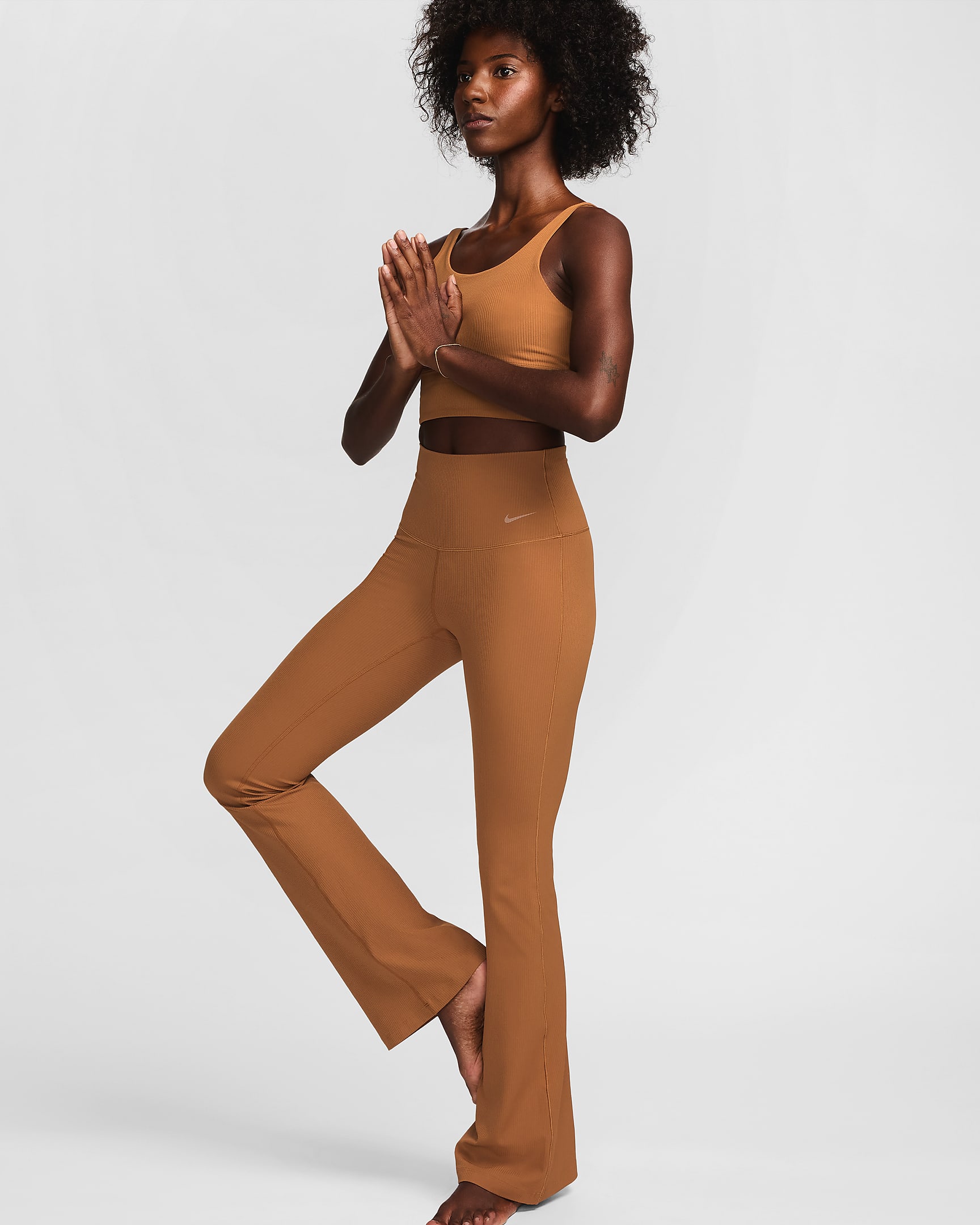 Nike Zenvy Rib enyhe tartást adó, magas derekú, teljes hosszúságú, kiszélesedő szárú női leggings - Light British Tan/Fekete