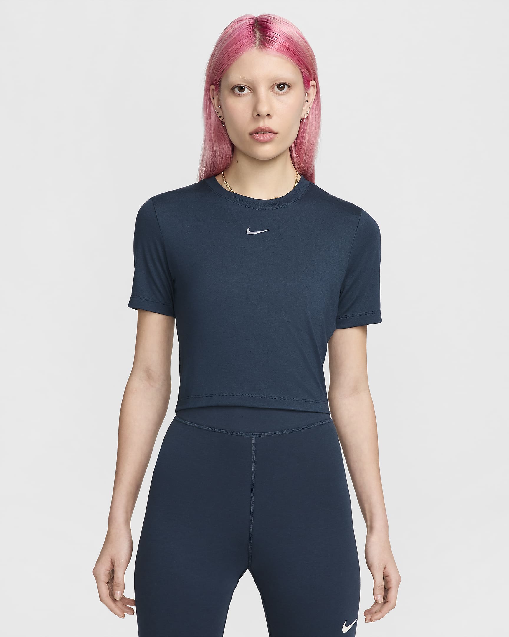 Playera slim cropped para mujer Nike Sportswear Essential - Azul marino militar/Blanco