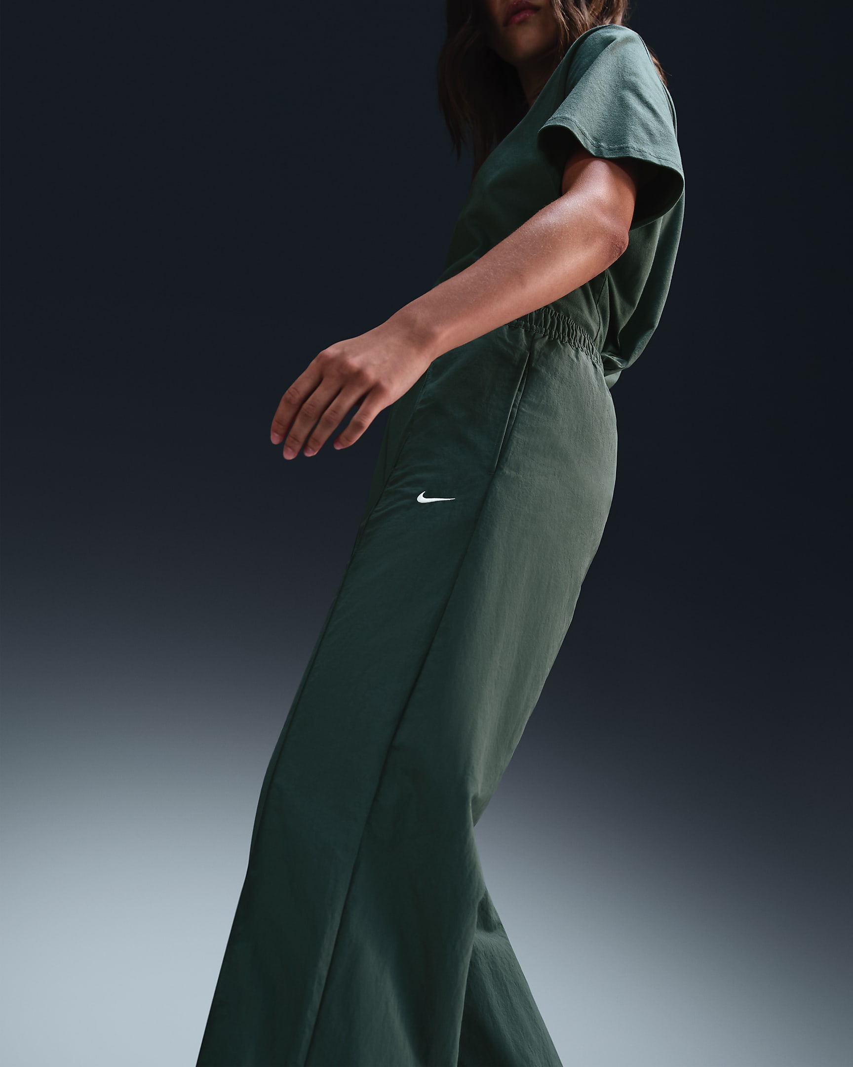 Pantalon taille mi-haute à ourlet ouvert Nike Sportswear Everything Wovens pour femme - Vintage Green/Sail