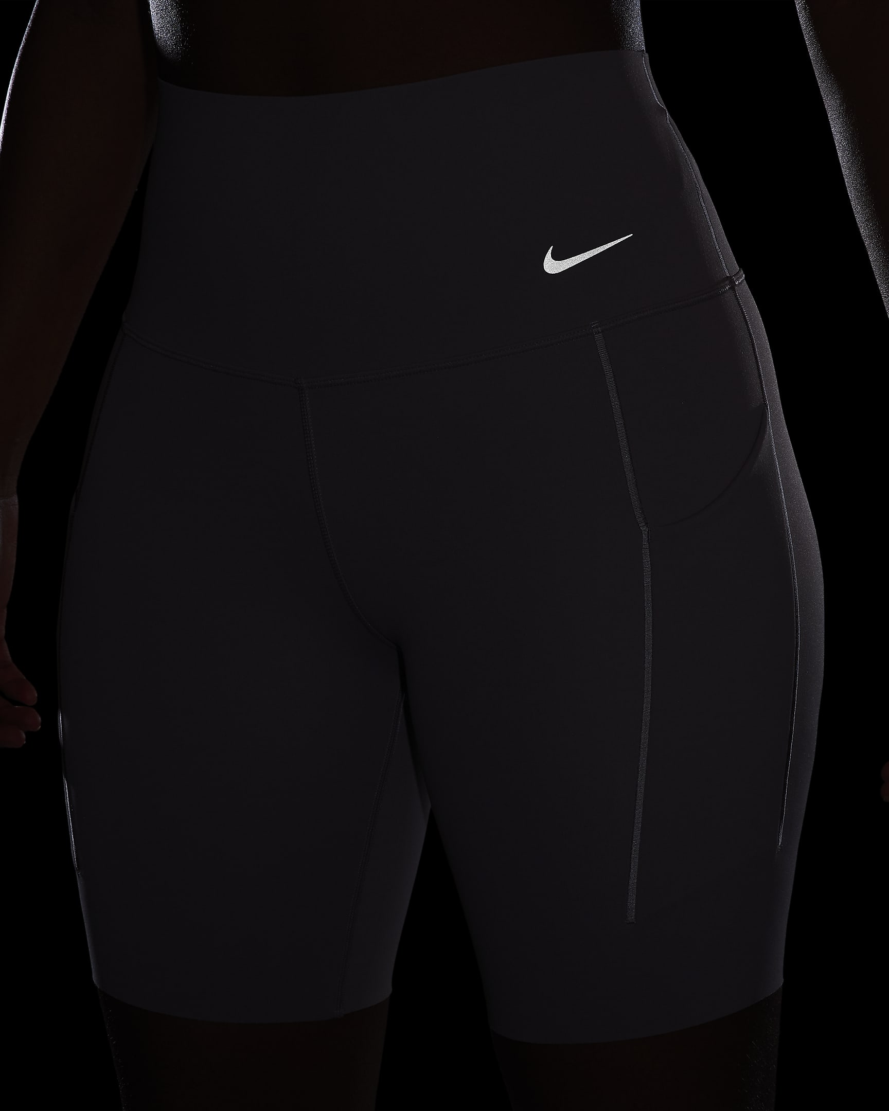 Nike Universa Pantalón corto de talle alto y sujeción media de 20 cm con bolsillos de ciclismo - Mujer - Light Violet Ore/Negro