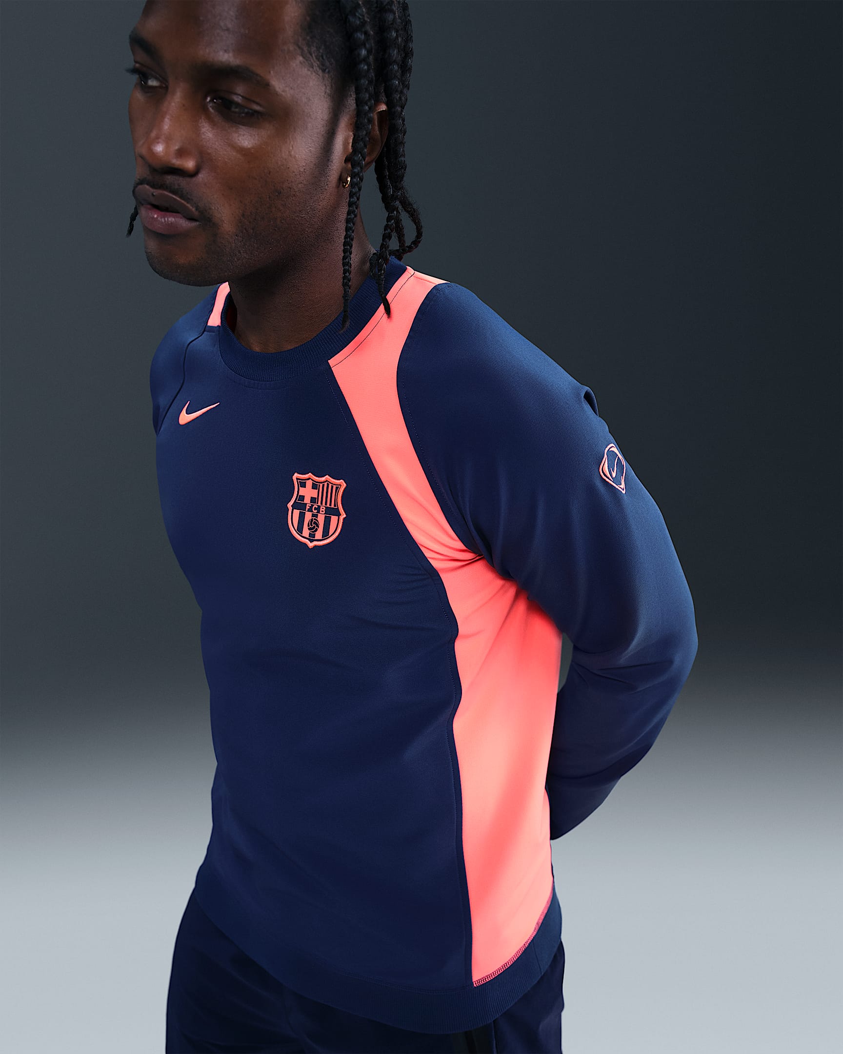 Playera de fútbol de cuello redondo Nike Total 90 del FC Barcelona alternativa para hombre - Azul marino medianoche/Mango brillante/Mango brillante