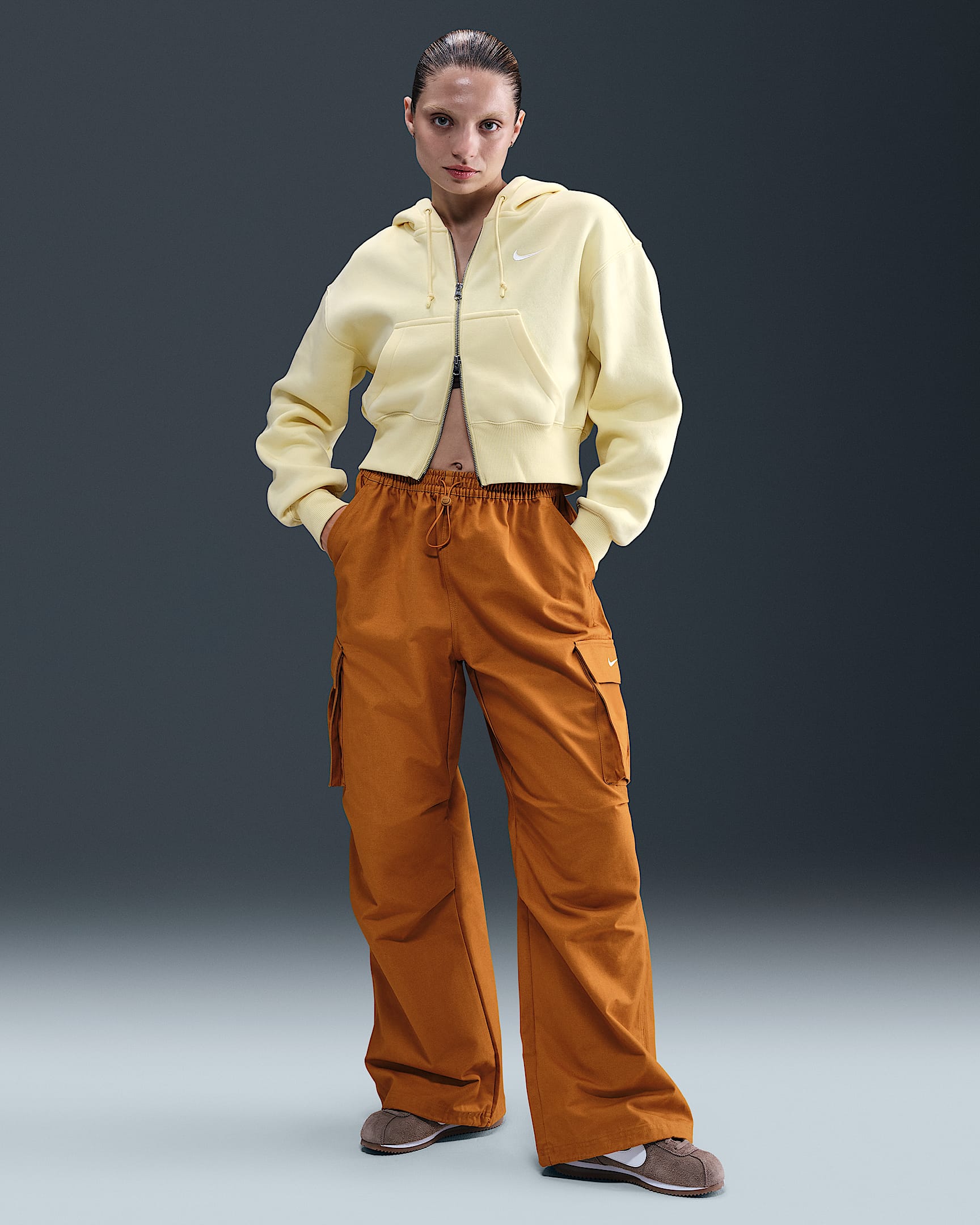 Nike Sportswear ekstra stor vevd cargobukse med mellomhøyt liv til dame - Desert Ochre/Sail
