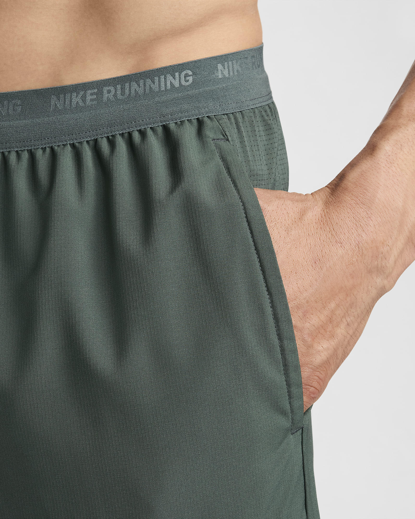 Nike Stride Pantalons curts amb eslip incorporat de 18 cm Dri-FIT de running - Home - Vintage Green/Negre