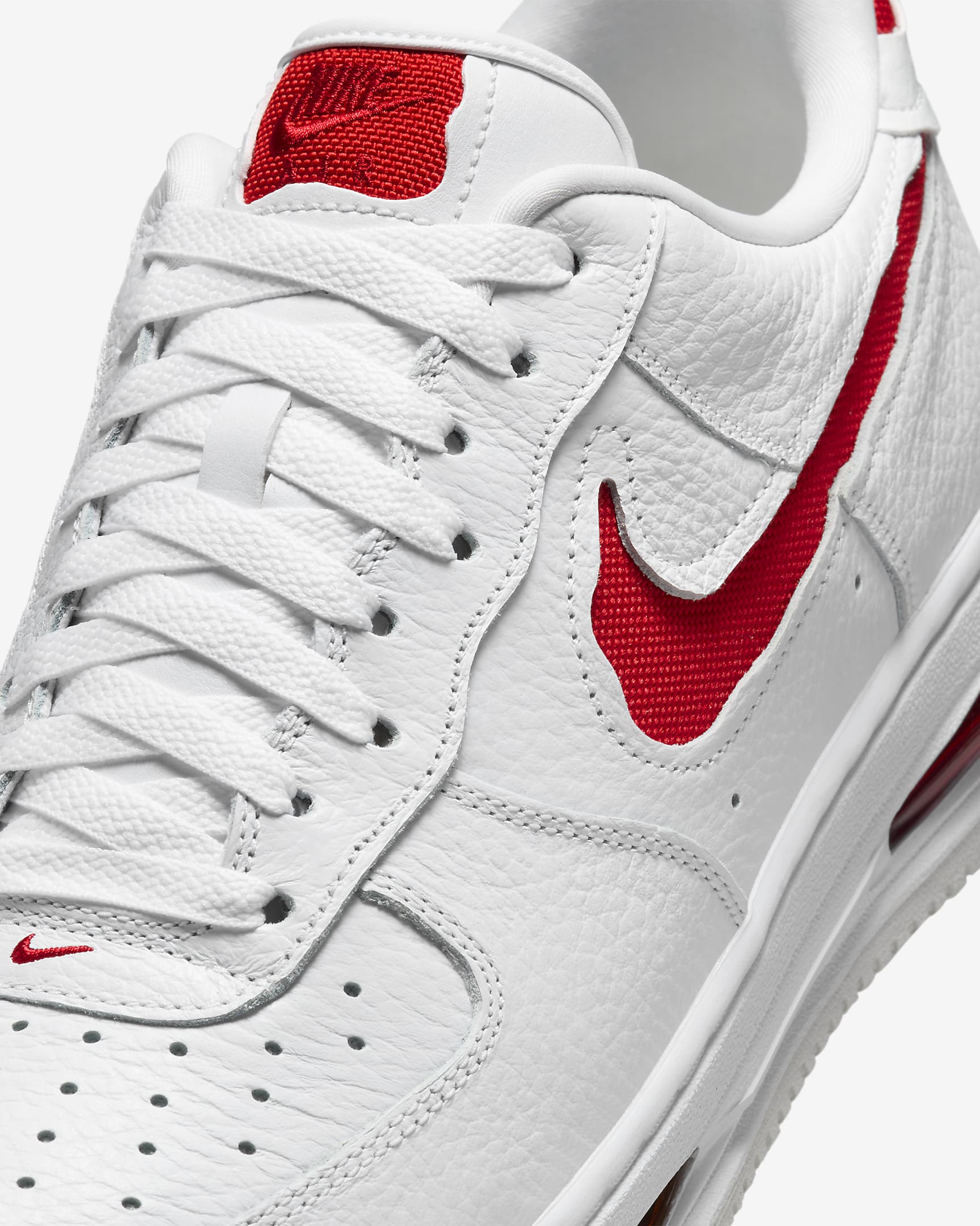 Tenis para hombre Nike Air Force 1 Low EVO - Blanco/Blanco cumbre/Rojo universitario