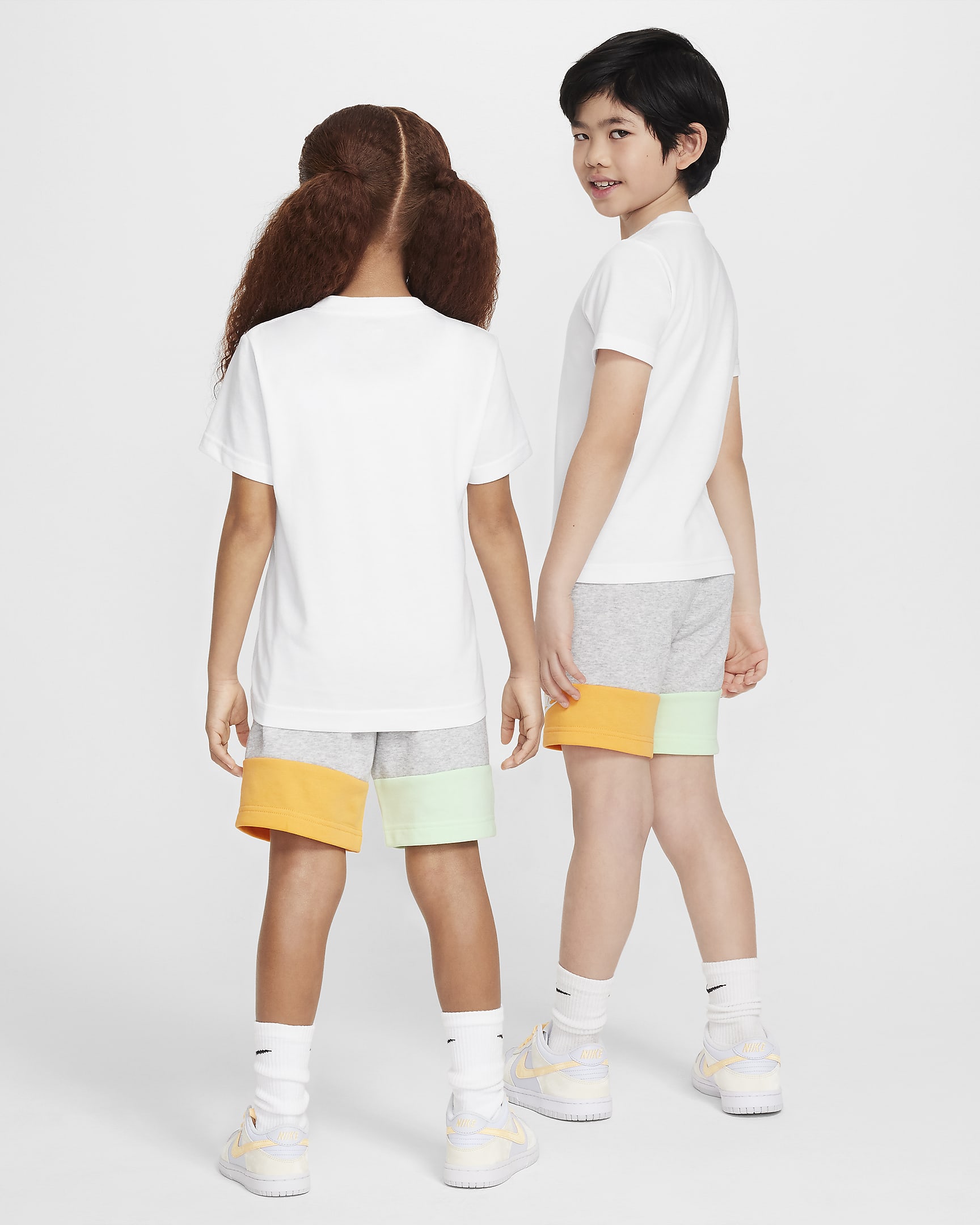 Conjunto de shorts para niños talla pequeña Nike KSA - Gris humo claro