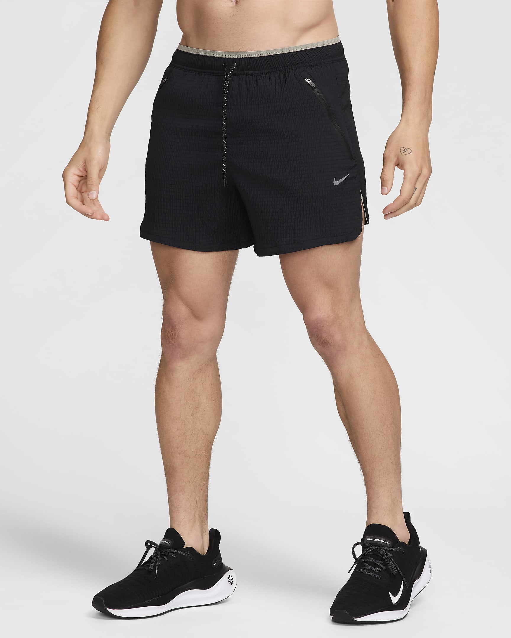 Shorts de correr Dri-FIT de 13 cm con forro de ropa interior para hombre Nike Stride Running Division - Negro/Estuco oscuro