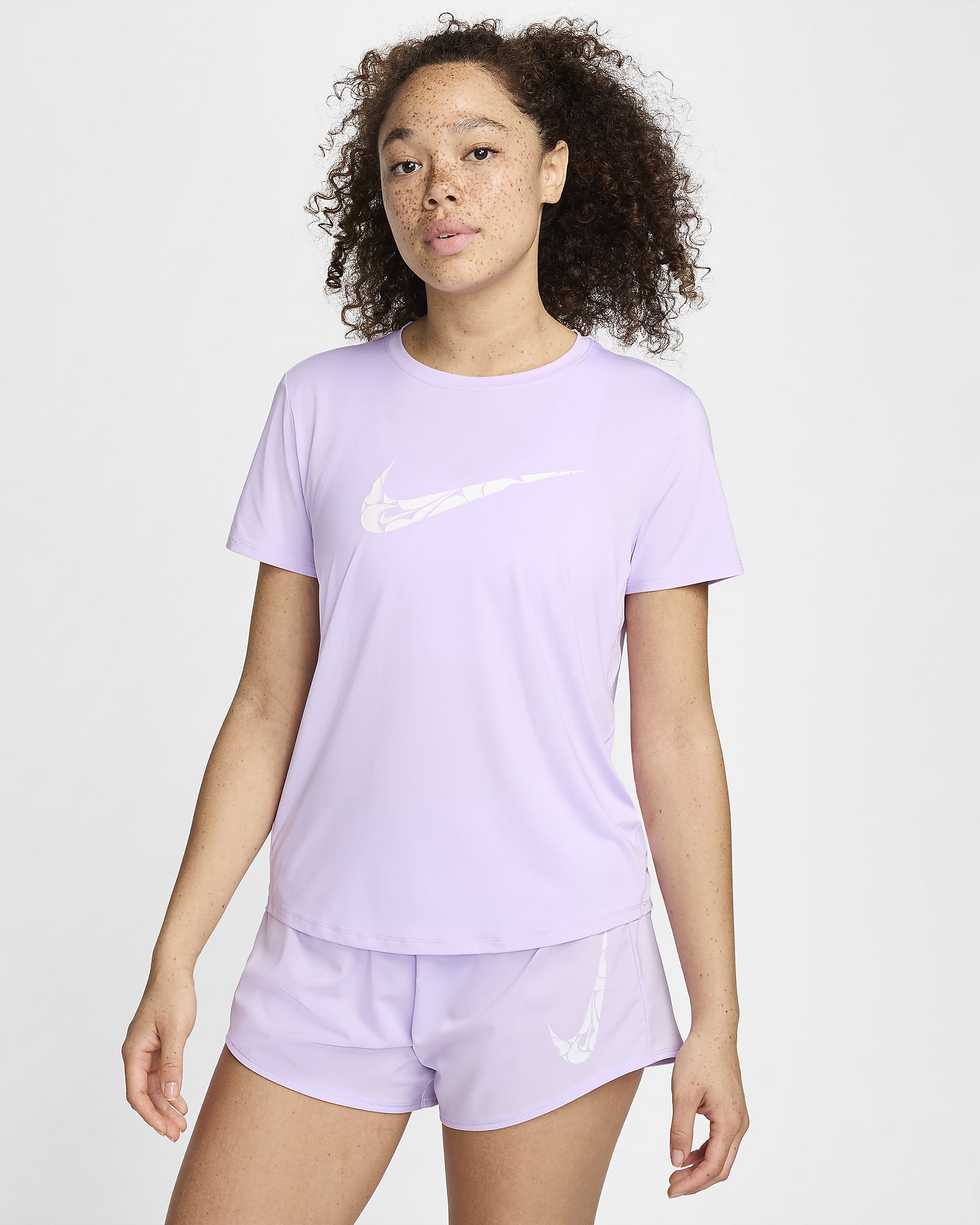 Haut de running à manches courtes Dri-FIT Nike One Swoosh pour femme - Lilac Bloom/Blanc