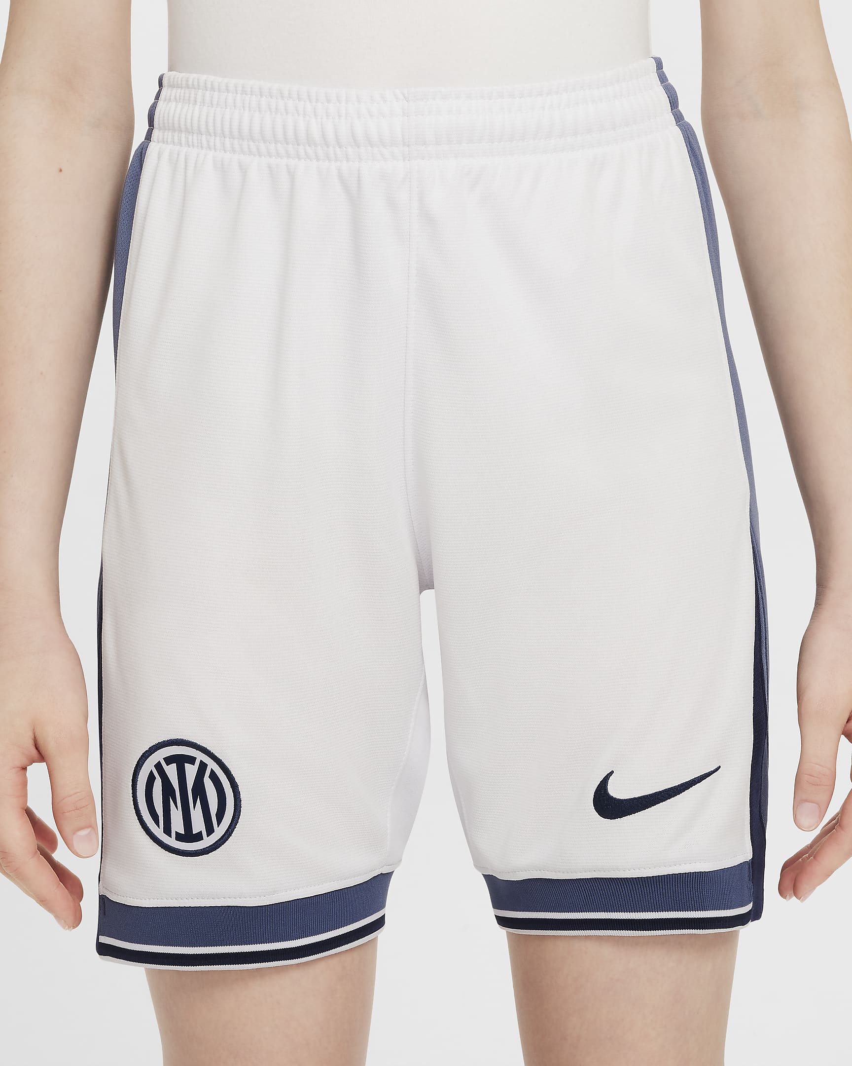 Inter Mailand 2024/25 Stadium Away Nike Replika-Fußballshorts mit Dri-FIT-Technologie (ältere Kinder) - Summit White/Iris Whisper/Midnight Navy