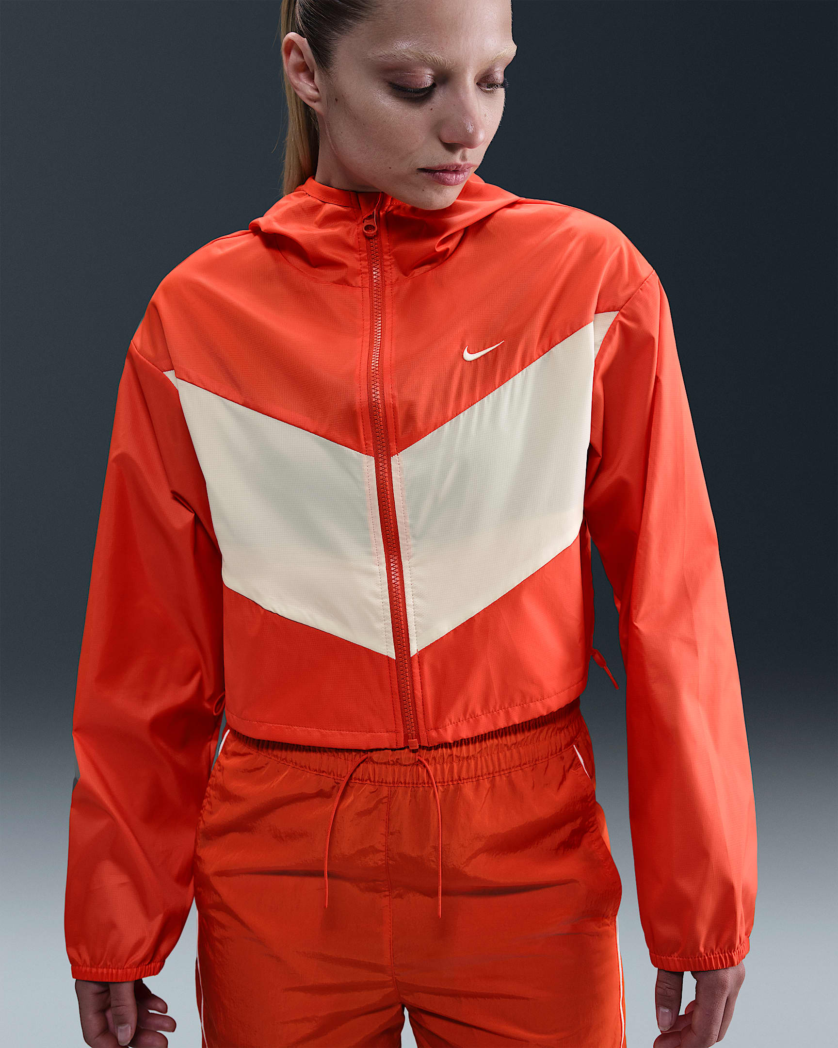 Chamarra con gorro de tejido Woven holgada para mujer Nike Sportswear Windrunner - Rojo picante/Vela/Vela