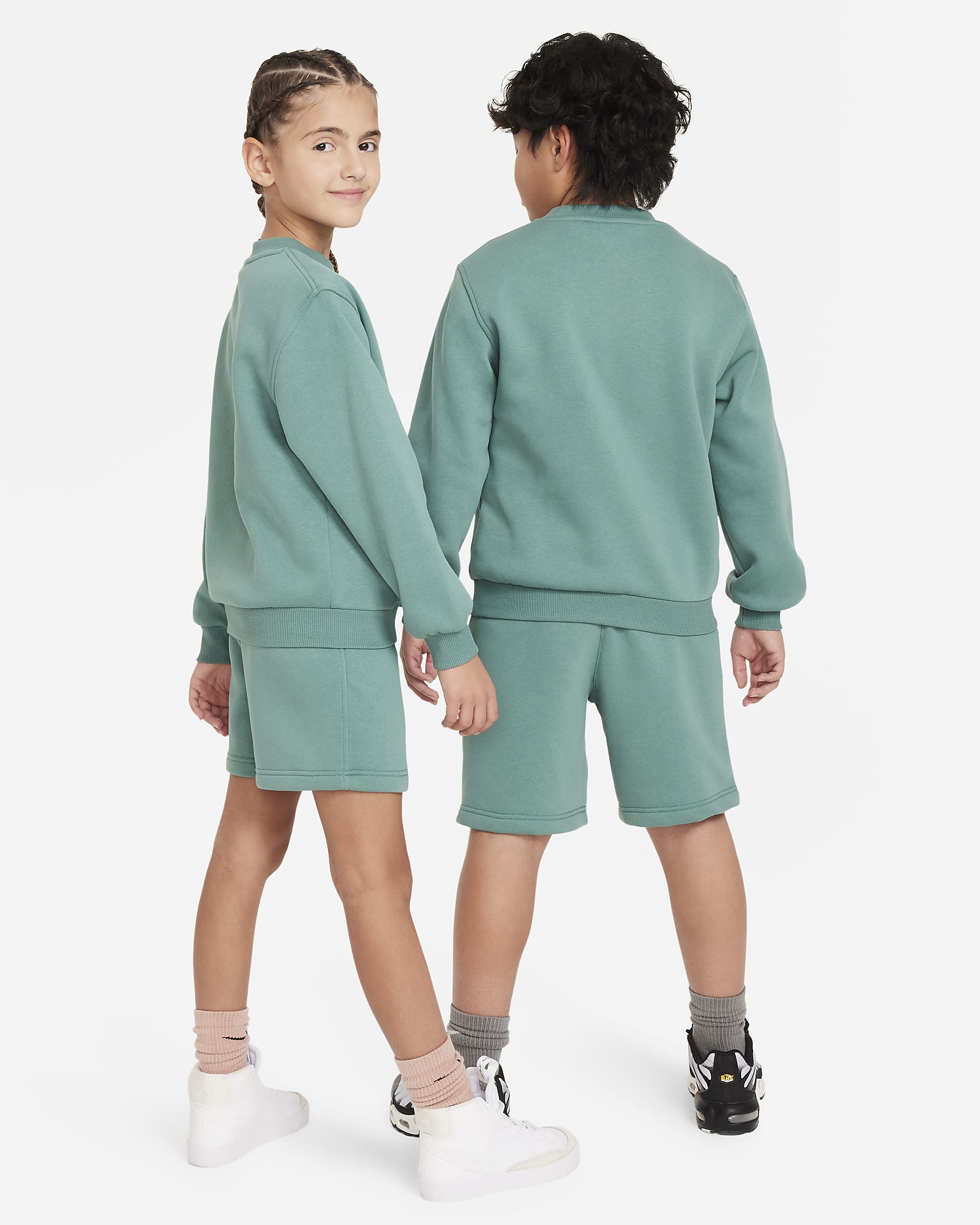 Dres ze spodenkami dla dużych dzieci Nike Sportswear Club Fleece - Bicoastal/Bicoastal/Sea Glass/Biel