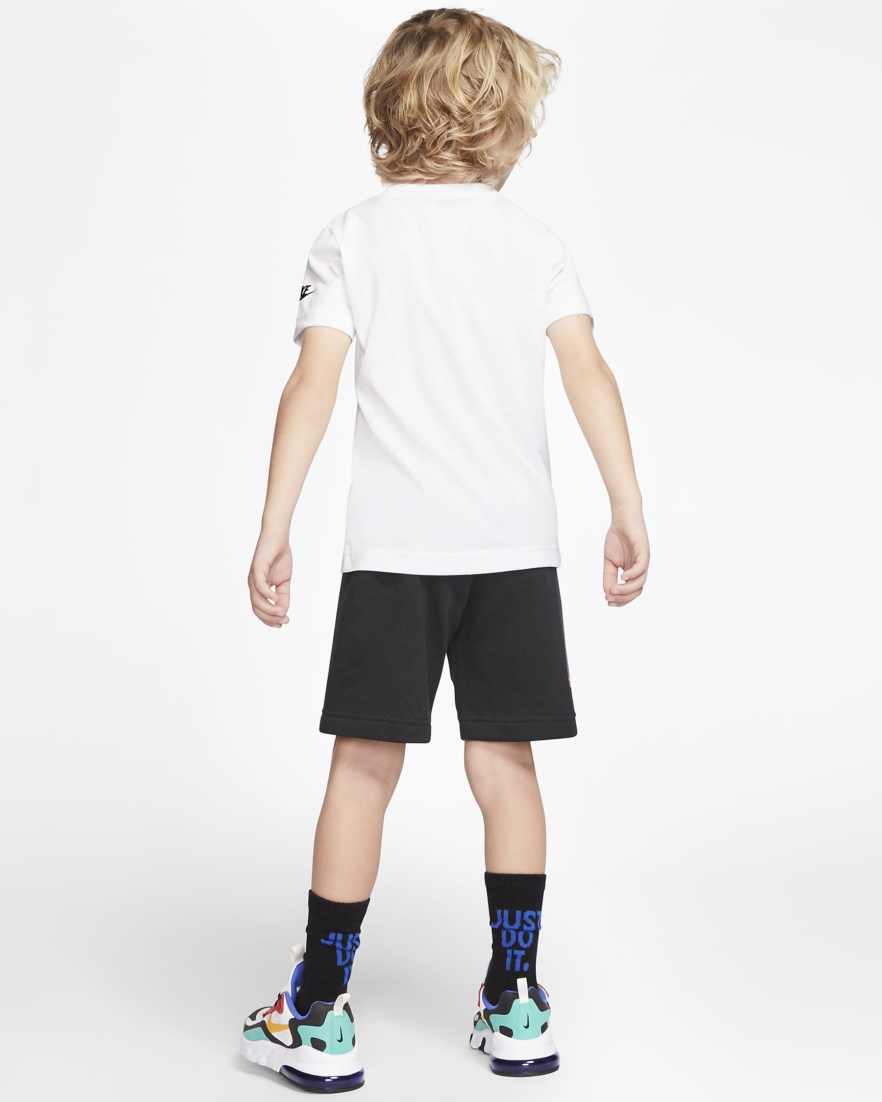 Conjunto de playera y shorts para niños talla pequeña Nike. Nike.com