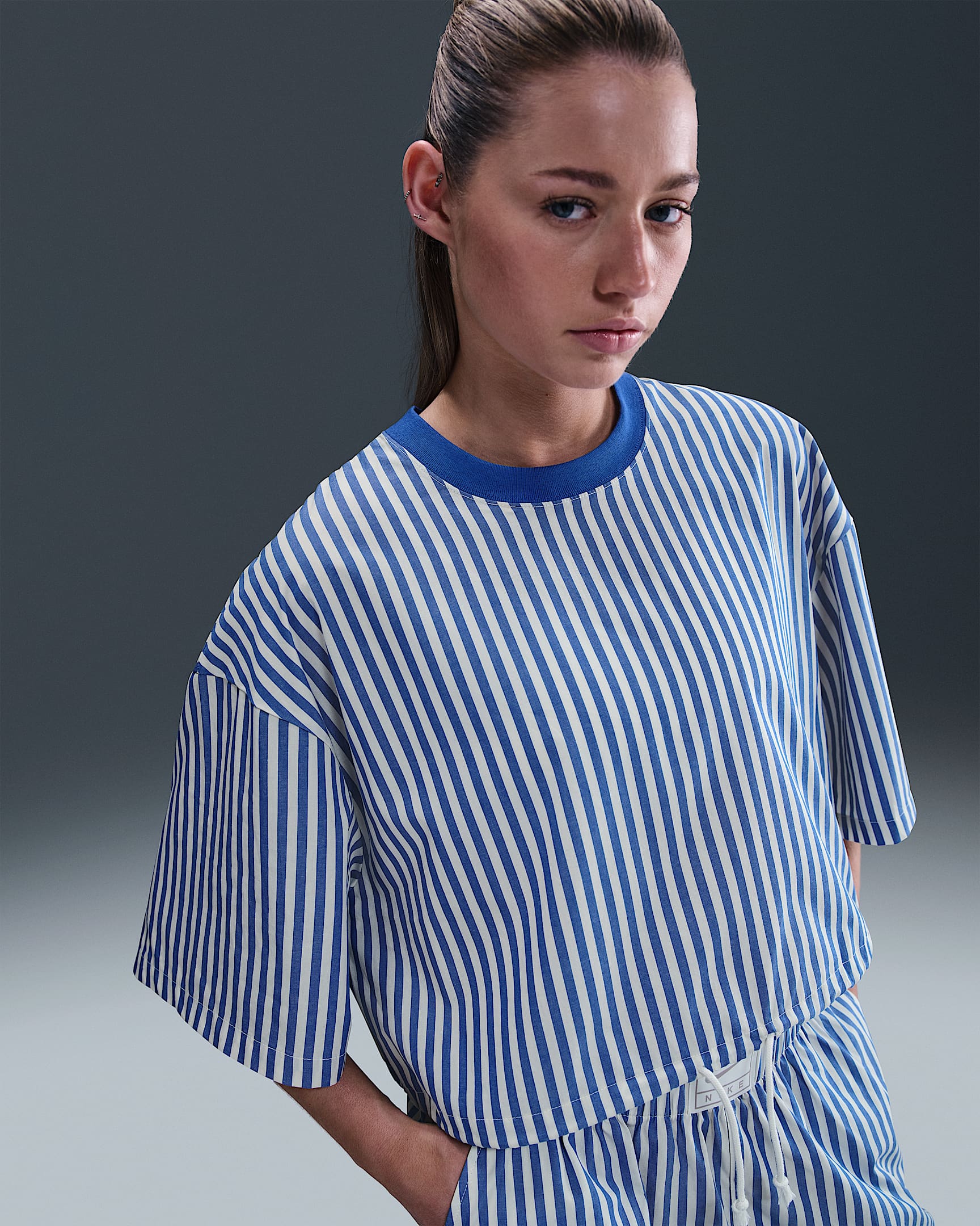 Playera a rayas cuadrada para mujer Nike Sportswear Chill Poplin - Royal juego/Vela/Vela