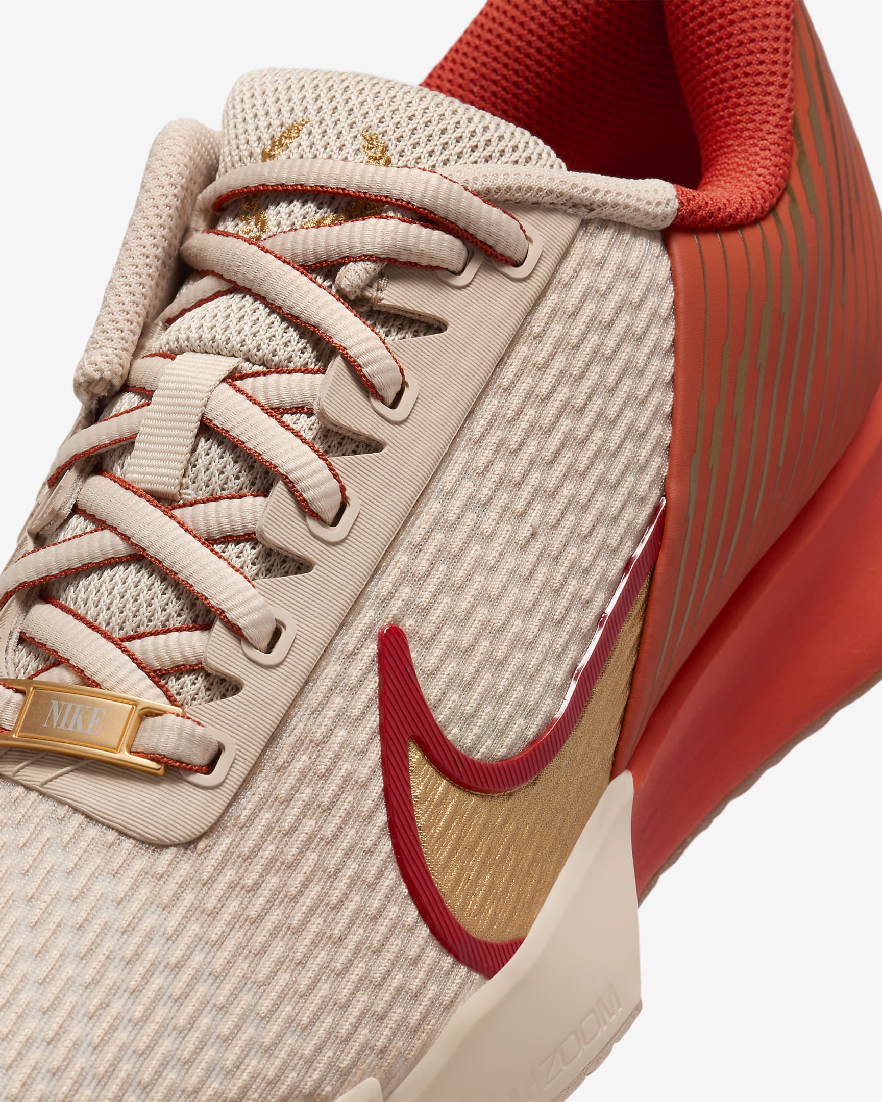 Calzado de tenis para cancha dura para mujer NikeCourt Air Zoom Vapor Pro 2 Premium - Duna/Marrón medio goma/Oro metalizado