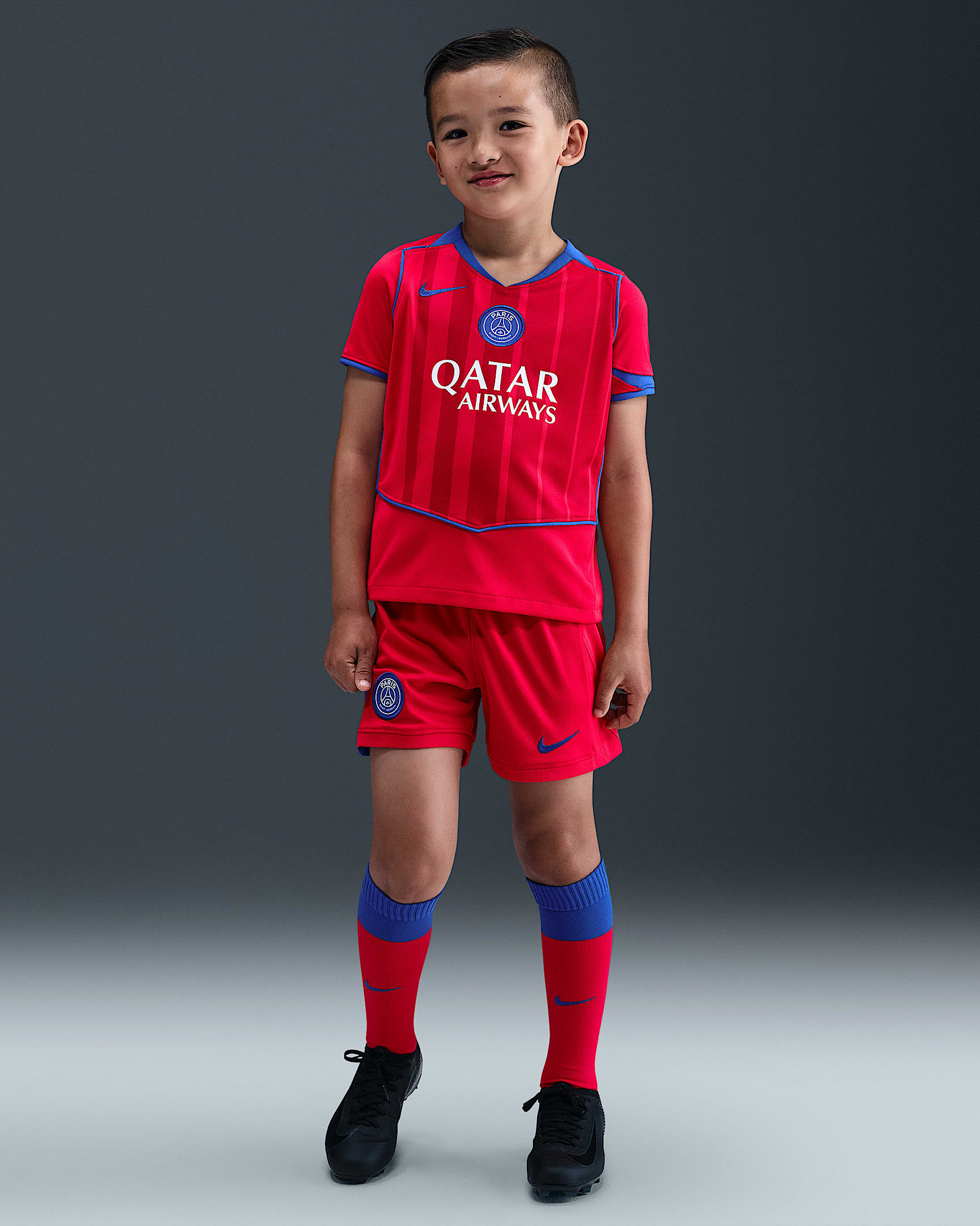 Paris Saint-Germain 2025/26 Stadyum Üçüncü Nike Dri-FIT Total 90 3 Parça Küçük Çocuk Futbol Forması - Global Red/Sport Red/Hyper Royal