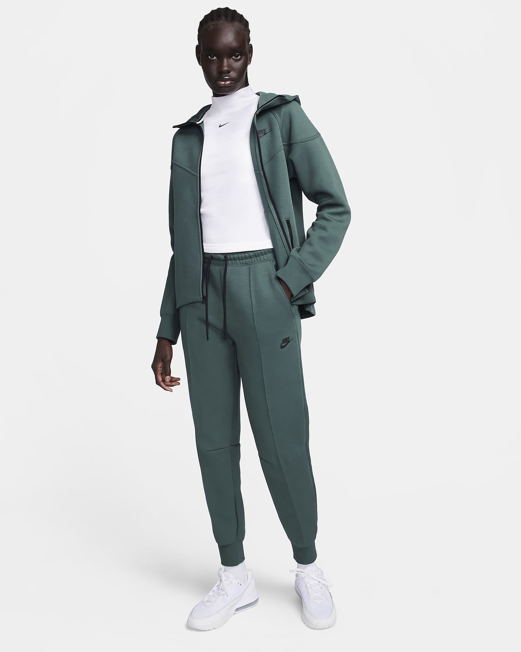 Nike Sportswear Tech Fleece joggebukse med mellomhøyt liv til dame - Deep Jungle/Svart