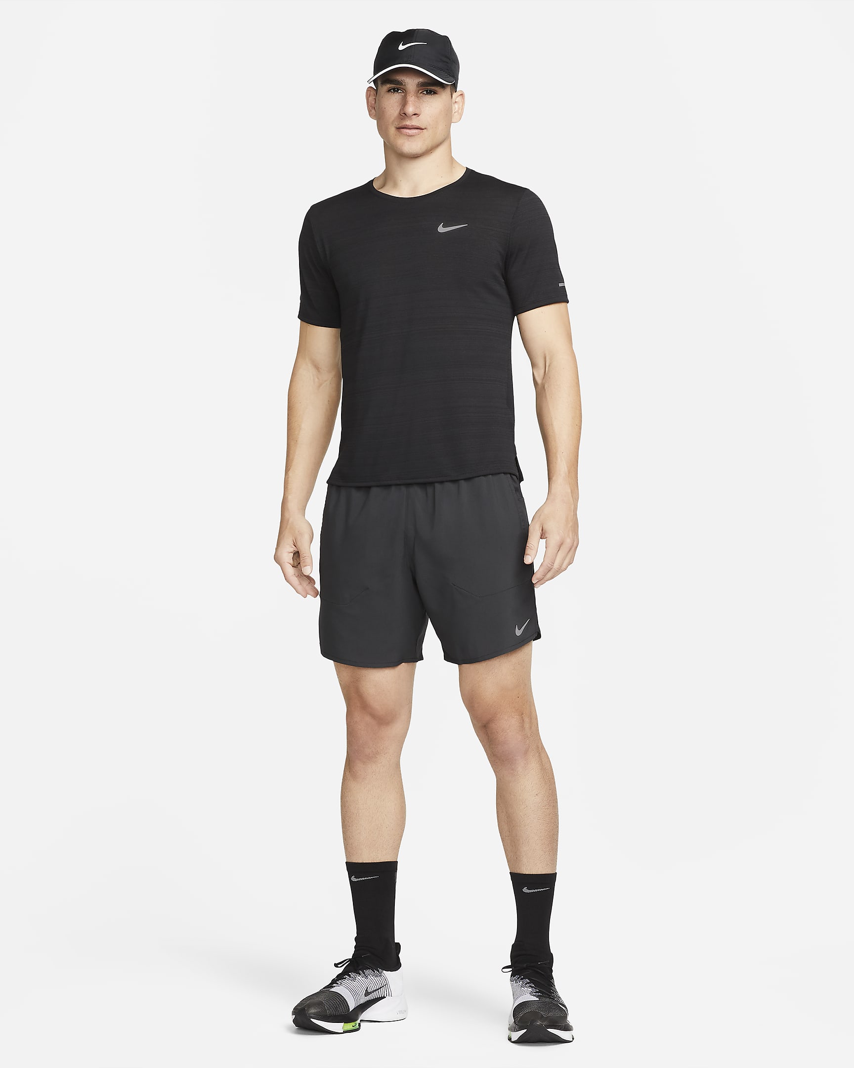 Shorts de correr Dri-FIT de 18 cm con forro de ropa interior para hombre Nike Stride - Negro/Negro