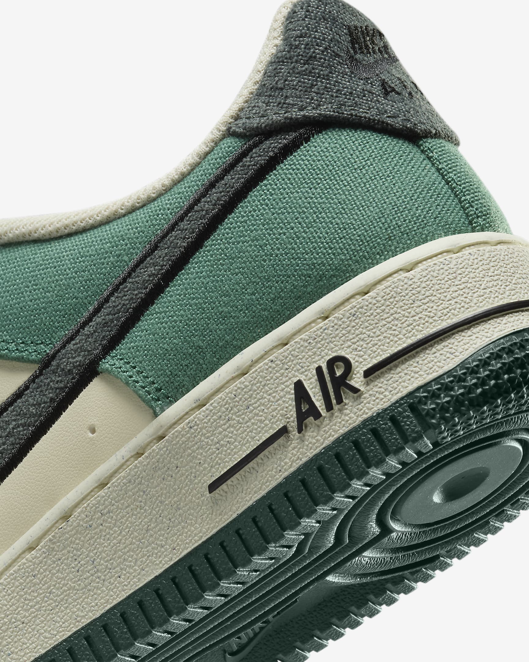 Nike Air Force 1 LV8 Older Kids' Shoes - Coconut Milk/Bicoastal/Gum Dark Brown/Vintage Green